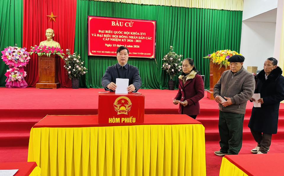 CỬ TRI PHỐ BẢNG NÁO NỨC ĐI BẦU CỬ TỪ SỚM