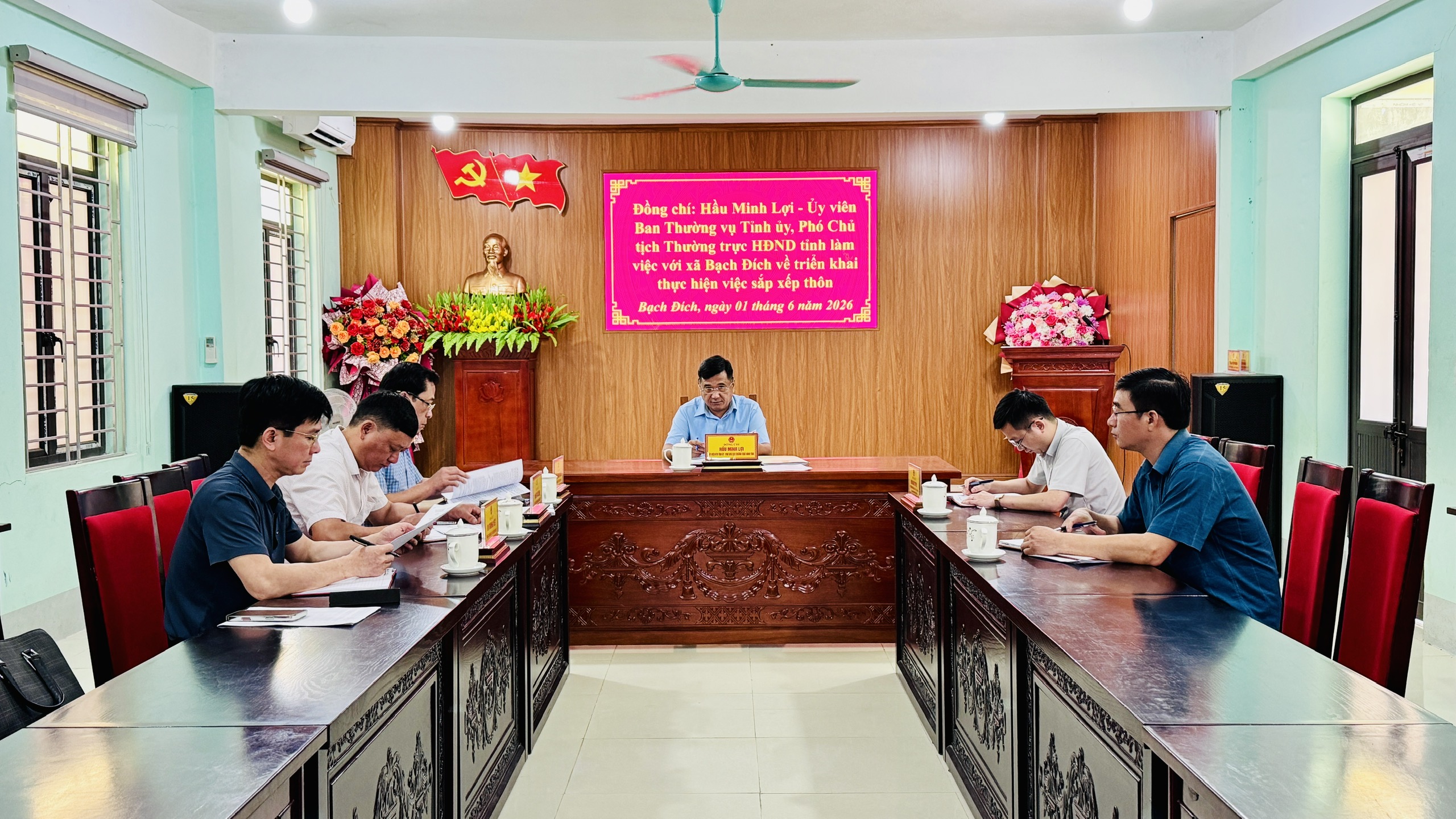 ĐỒNG CHÍ HẦU MINH LỢI – ỦY VIÊN BAN THƯỜNG VỤ TỈNH ỦY, PHÓ CHỦ TỊCH THƯỜNG TRỰC HĐND TỈNH LÀM VIỆC VỚI THƯỜNG TRỰC ĐẢNG ỦY XÃ BẠCH ĐÍCH VỀ CÔNG TÁC SẮP XẾP THÔN
