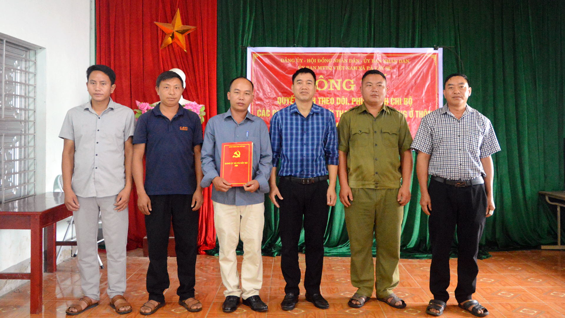 Công bố Quyết định theo dõi, phụ trách chi bộ và người tham gia hoạt động tại thôn Xín Chải