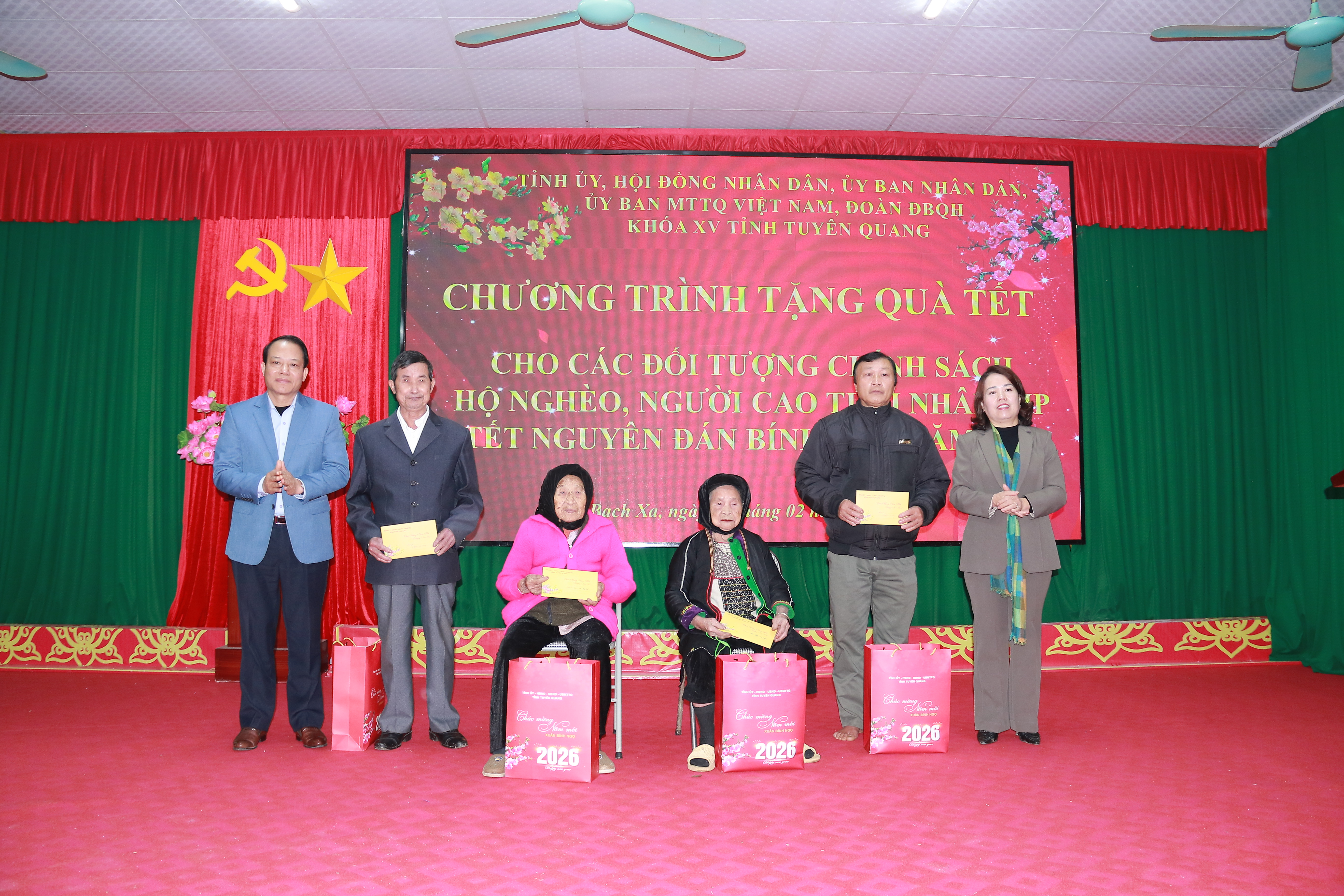 CÁC ĐỒNG CHÍ LÃNH ĐẠO TỈNH TUYÊN QUANG  THĂM, TẶNG QUÀ CHO CÁC GIA ĐÌNH CHÍNH SÁCH, HỘ NGHÈO, NGƯỜI CAO TUỔI TRÊN ĐỊA BÀN XÃ BẠCH XA.