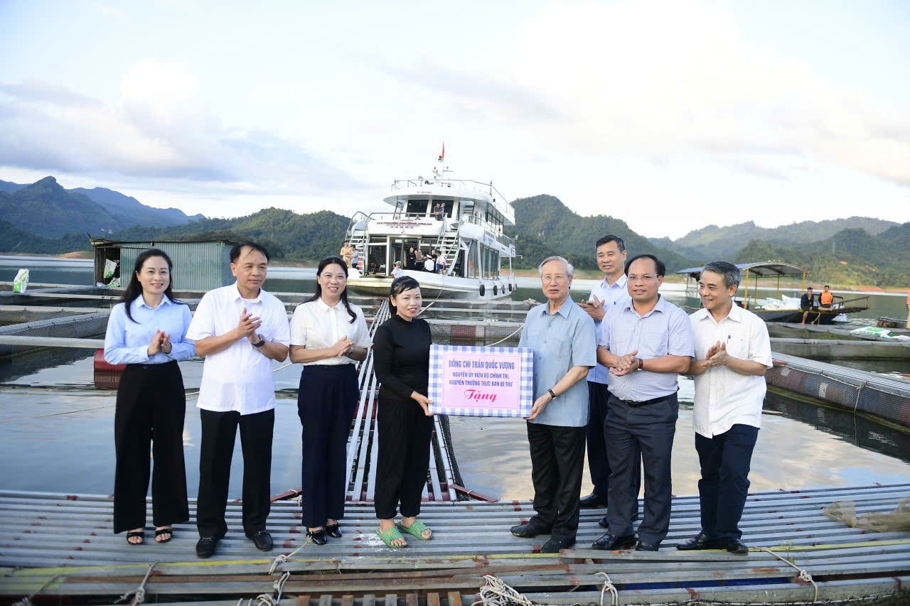 Nguyên Ủy viên Bộ Chính trị, nguyên Thường trực Ban Bí thư Trung ương Đảng Cộng sản Việt Nam Trần Quốc Vượng khảo sát phát triển kinh tế, du lịch tại xã Nà Hang
