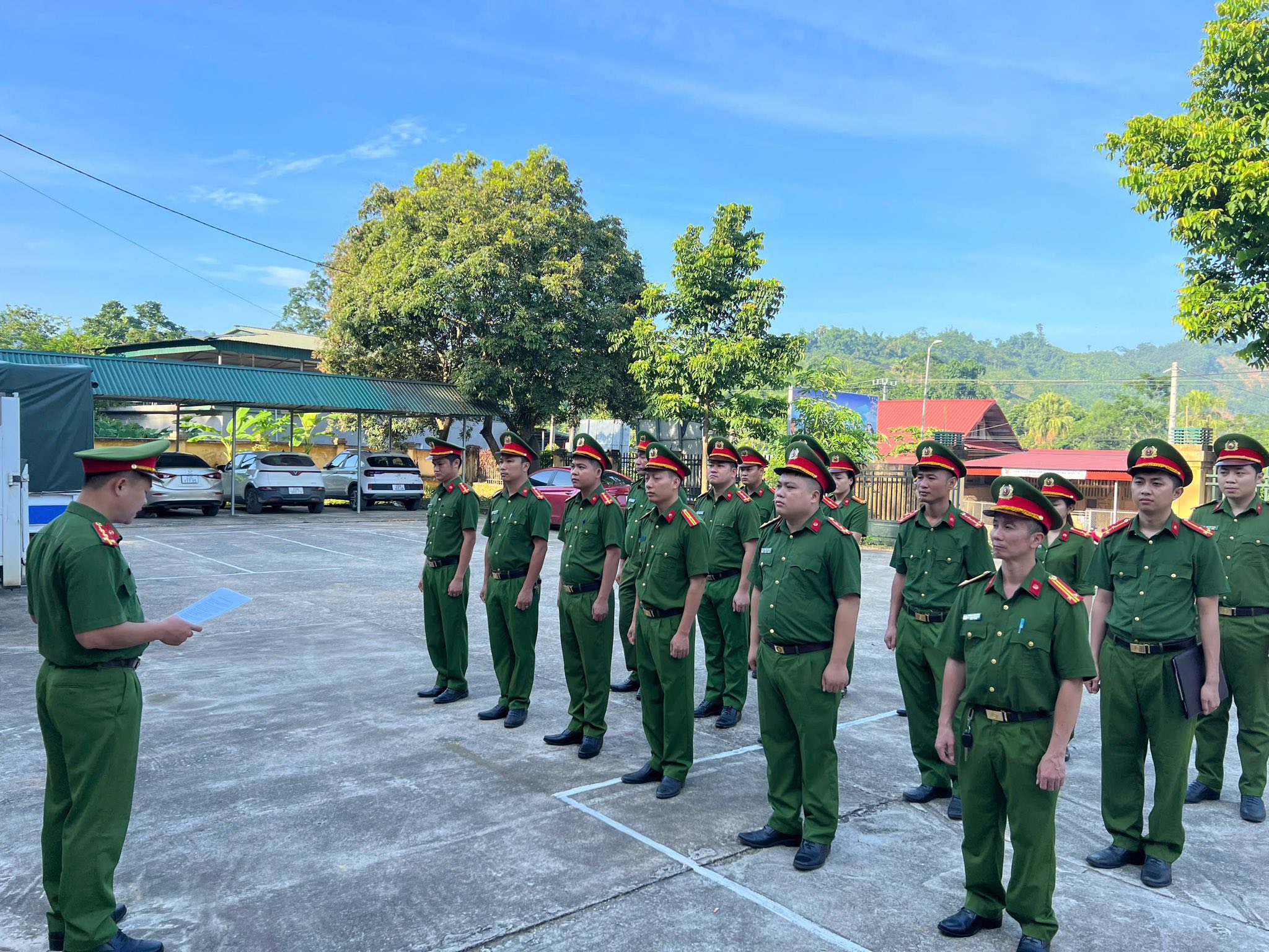 CÔNG AN XÃ  XUÂN VÂN TỔ CHỨC LỄ CHÀO CỜ ĐẦU THÁNG