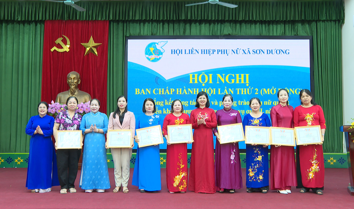 Hội LHPN xã Sơn Dương khen thưởng nhiều tập thể, cá nhân tiêu biểu