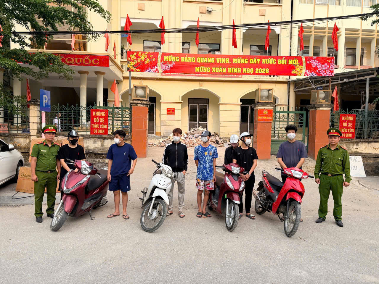  NHANH CHÓNG XÁC MINH, LÀM RÕ NHÓM THANH THIẾU NIÊN TỤ TẬP ĐIỀU KHIỂN XE MÁY VI PHẠM TTATGT 