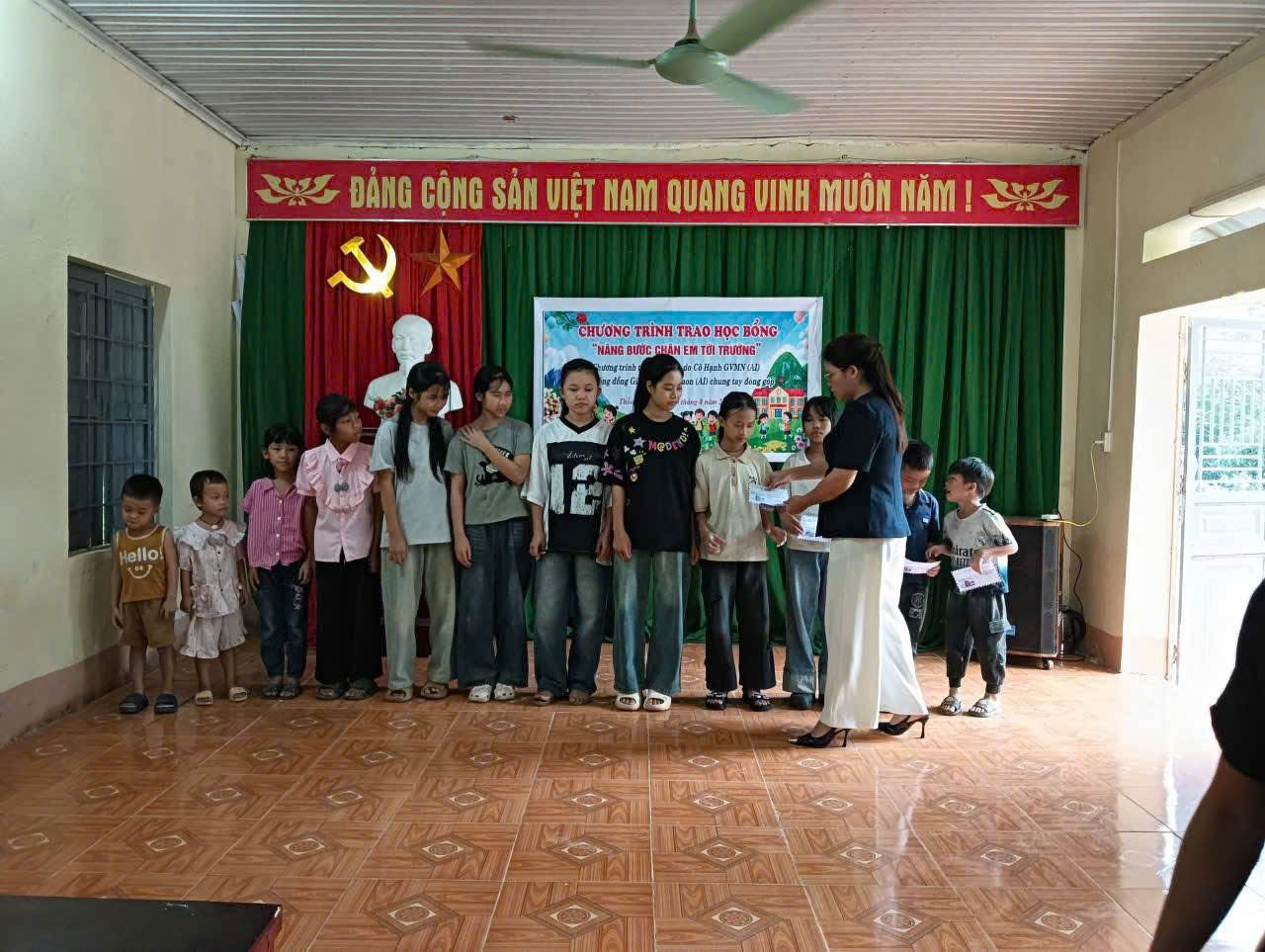 Trao học bổng.jpg