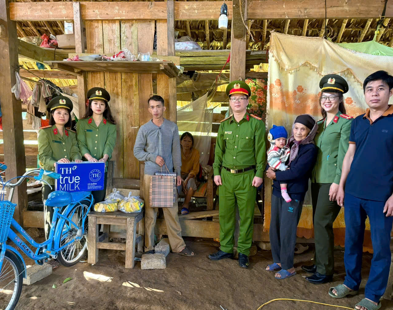 THĂM HỎI, TRAO QUÀ HỖ TRỢ GIA ĐÌNH CÓ HOÀN CẢNH ĐẶC BIỆT KHÓ KHĂN 