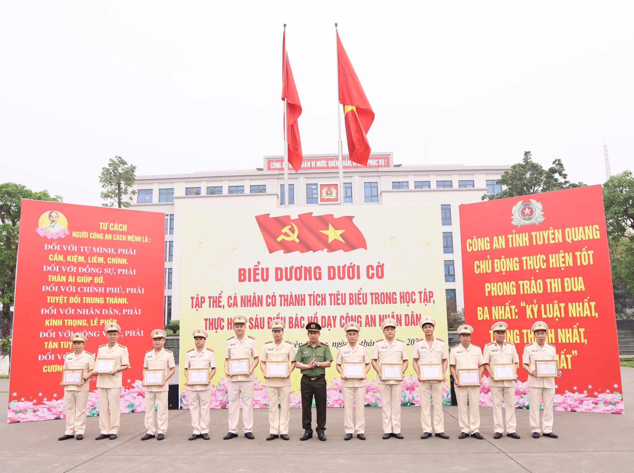 KHẮC GHI LỜI BÁC DẠY