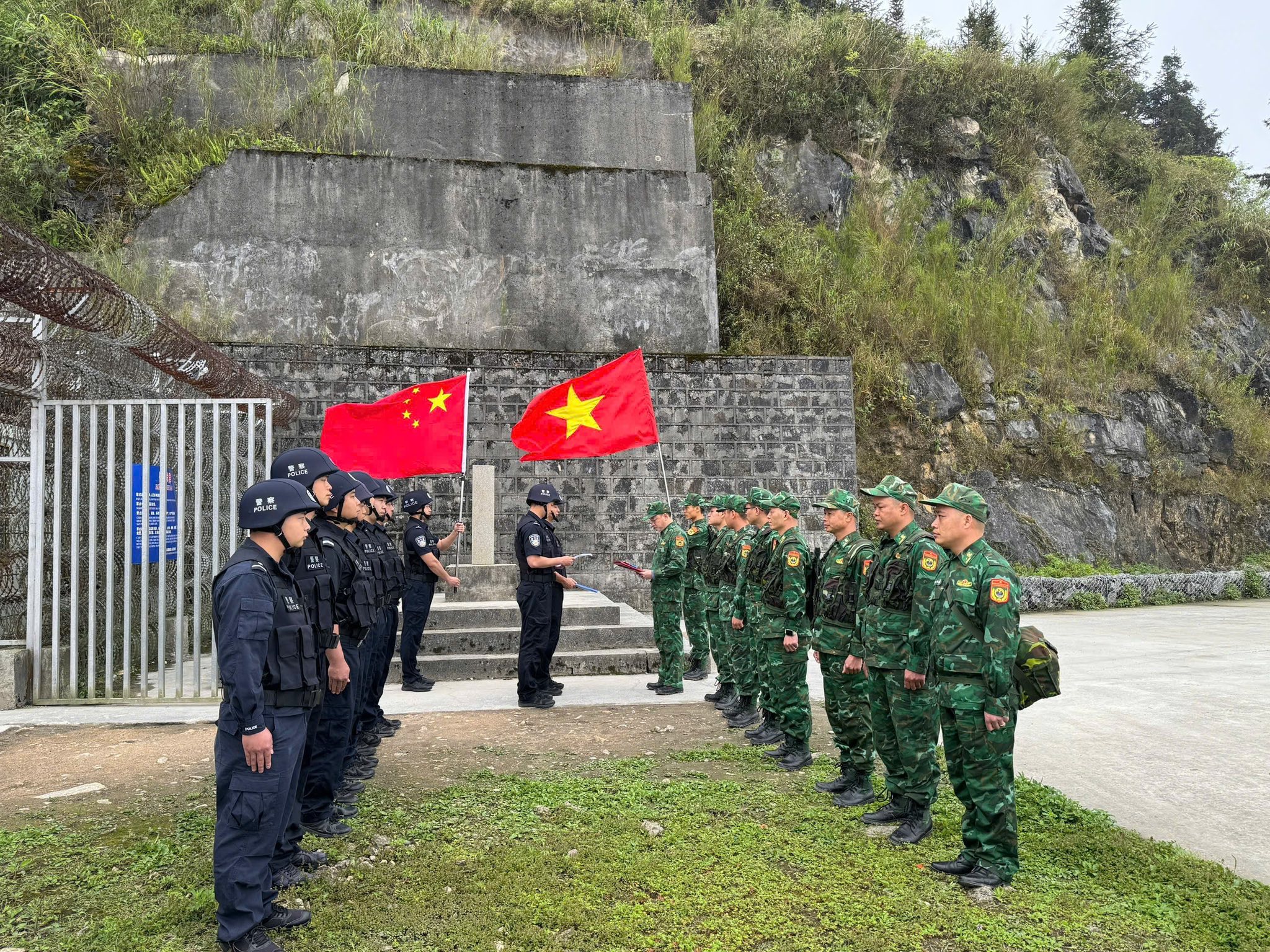 Đồn Biên phòng Nghĩa Thuận phối hợp tuần tra song phương trên thực địa biên giới