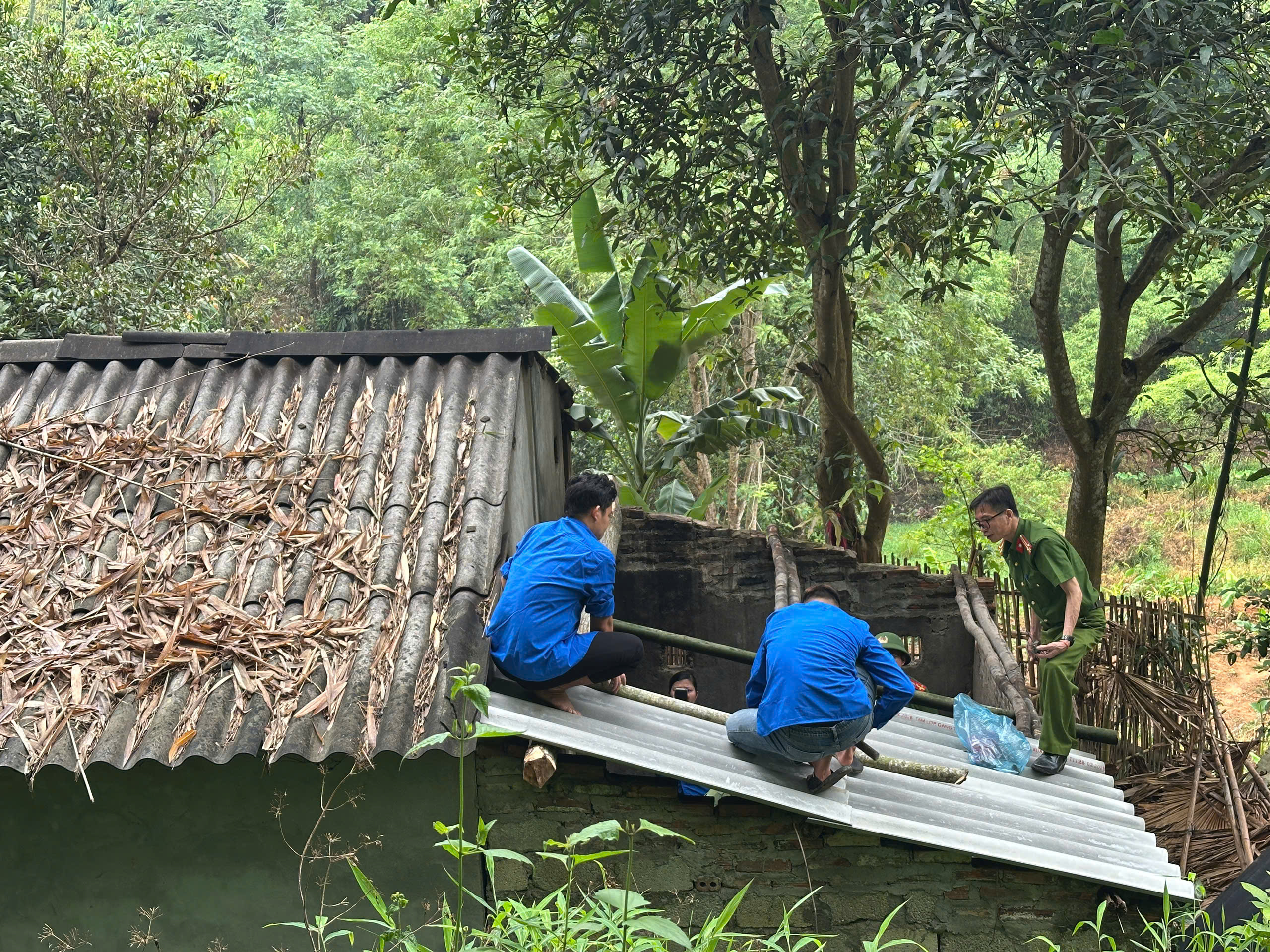 ĐỒN CÔNG AN THANH THUỶ HỖ TRỢ LỢP MÁI NHÀ CHO HỘ GIA ĐÌNH CÓ HOÀN CẢNH ĐẶC BIỆT KHÓ KHĂN