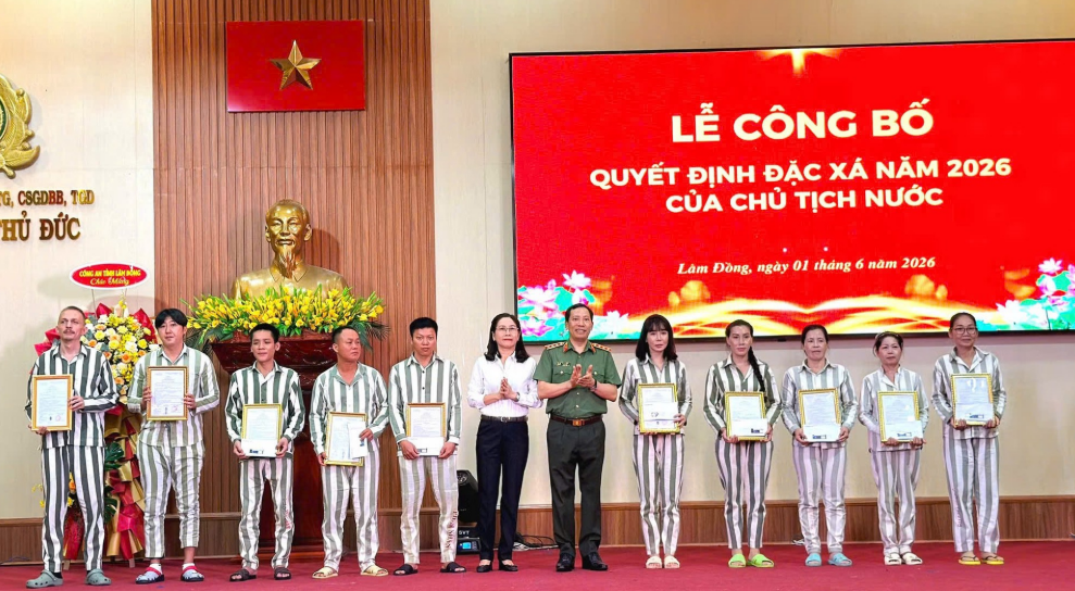 THỨ TRƯỞNG LÊ VĂN TUYẾN DỰ LỄ CÔNG BỐ QUYẾT ĐỊNH ĐẶC XÁ TẠI TRẠI GIAM THỦ ĐỨC