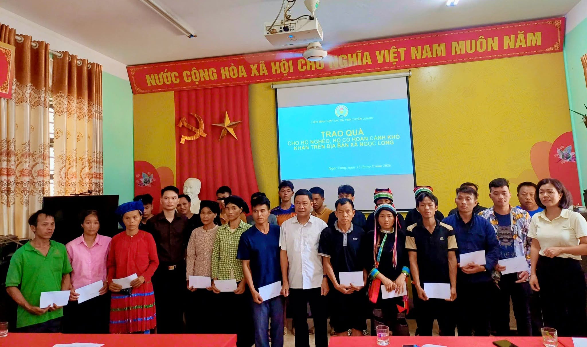 LIÊN MINH HTX TỈNH TRAO QUÀ CHO HỘ NGHÈO, HỘ CÓ HOÀN CẢNH ĐẶC BIỆT KHÓ KHĂN TẠI XÃ NGỌC LONG