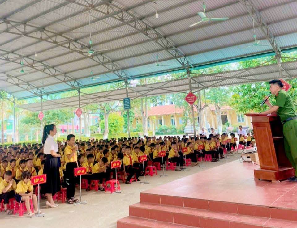 CÔNG AN XÃ HÙNG LỢI TÍCH CỰC TỔ CHỨC TUYÊN TRUYỀN GIÁO DỤC PHỔ BIẾN PHÁP LUẬT 