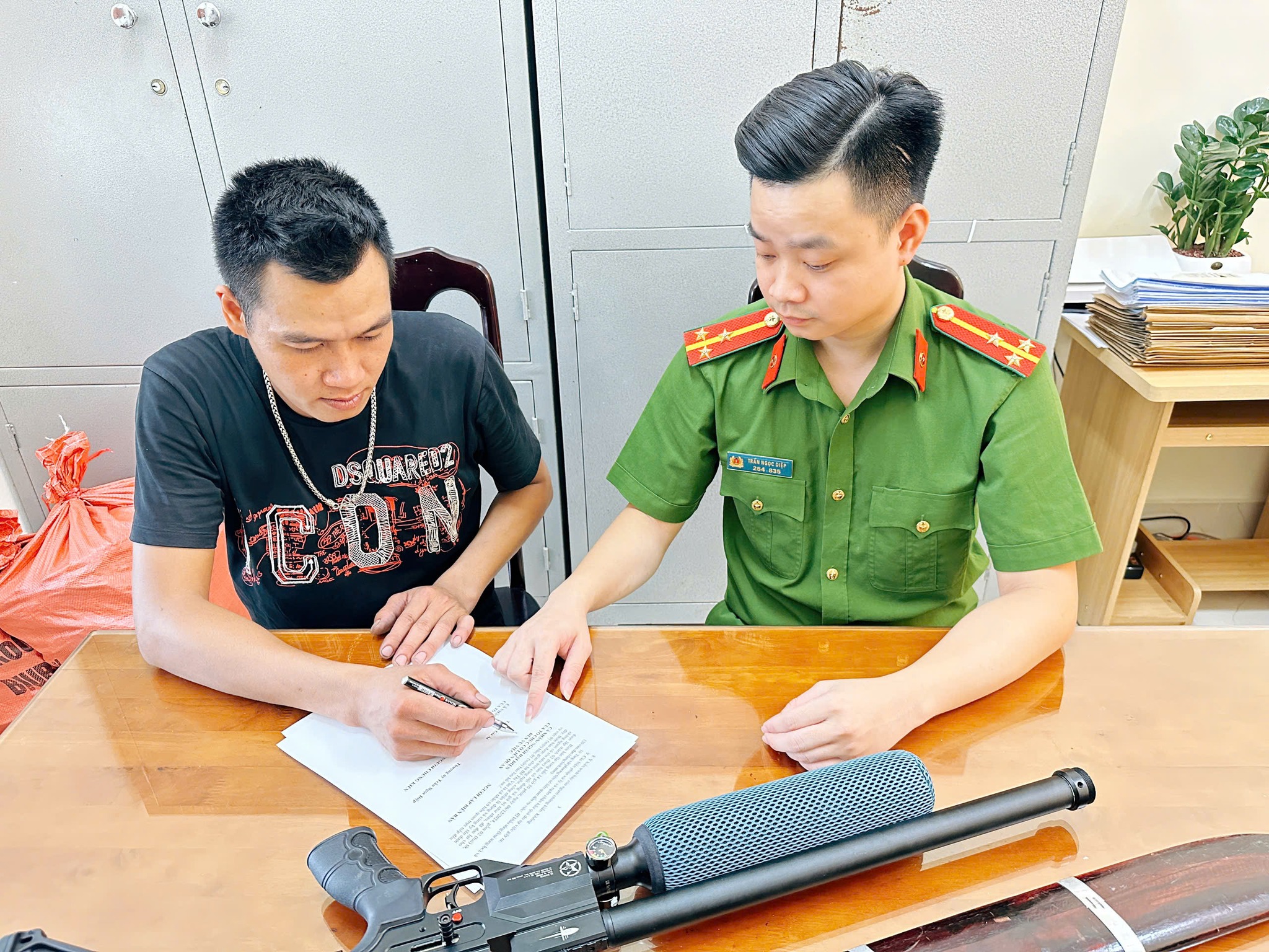 TĂNG CƯỜNG CÔNG TÁC TUYÊN TRUYỀN VẬN ĐỘNG QUẦN CHÚNG NHÂN DÂN GIAO NỘP VŨ KHÍ, VẬT LIỆU NỔ, CÔNG CỤ HỖ TRỢ 