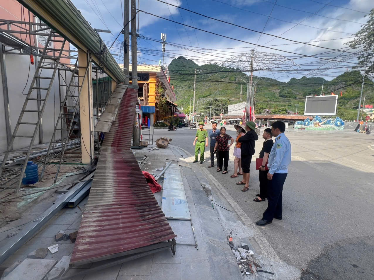 TÁC PHẨM THAM DỰ CUỘC THI BÁO CHÍ VIẾT VỀ “DÂN VẬN KHÉO” TRONG TRIỂN KHAI NGHỊ QUYẾT ĐẠI HỘI ĐẢNG BỘ CÁC CẤP NHIỆM KỲ 2025 – 2026: Khi người cán bộ đi từng ngõ, gõ từng nhà để đưa Nghị quyết của Đảng vào cuộc sống