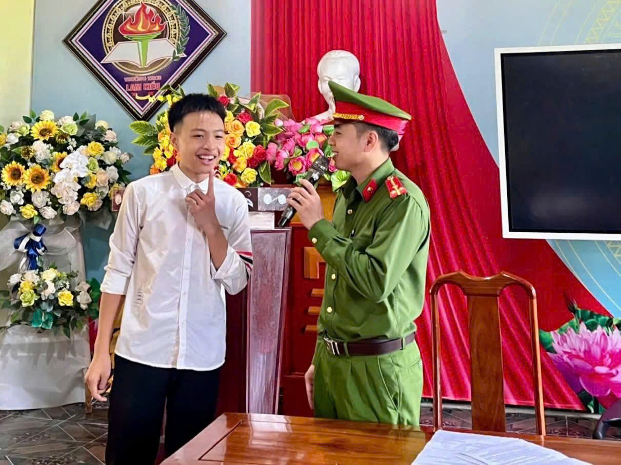 CÔNG AN XÃ MINH THANH TUYÊN TRUYỀN ĐẢM BẢO AN TOÀN GIAO THÔNG CHO HỌC SINH THI TUYỂN VÀO LỚP 10