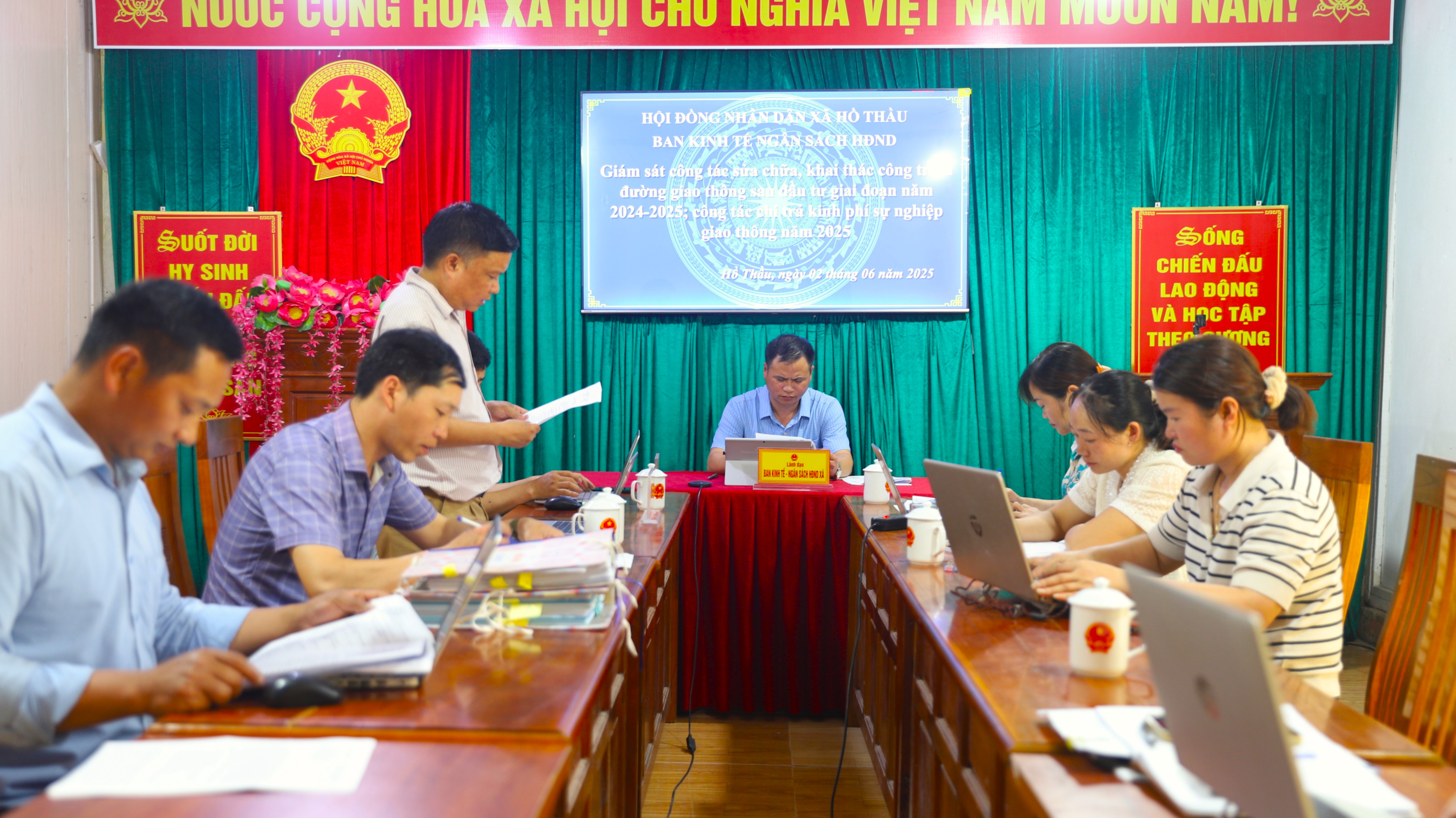 BAN KINH TẾ - NGÂN SÁCH HĐND XÃ HỒ THẦU GIÁM SÁT CÔNG TÁC SỬA CHỮA, KHAI THÁC CÔNG TRÌNH GIAO THÔNG SAU ĐẦU TƯ