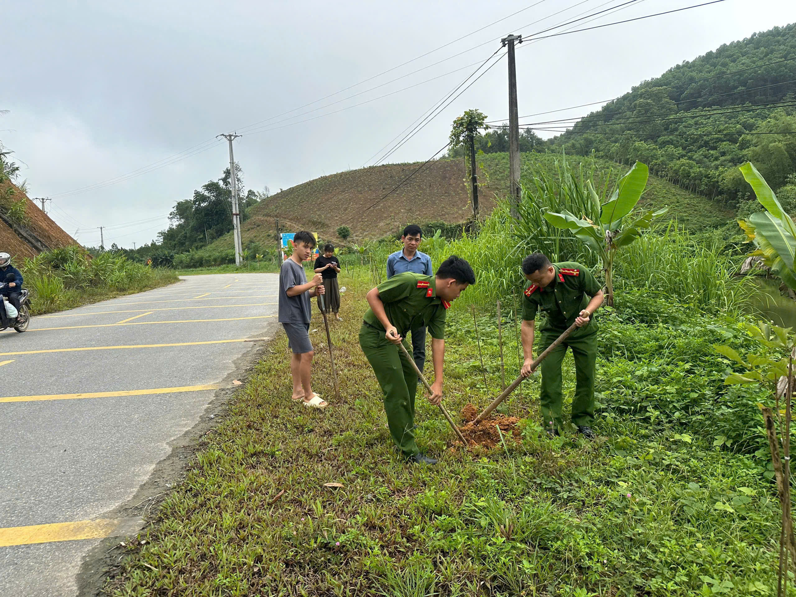 CÔNG AN XÃ TÂN AN CHUNG TAY THẮP SÁNG ĐƯỜNG QUÊ, GÓP PHẦN XÂY DỰNG NÔNG THÔN MỚI XANH - SẠCH - ĐẸP