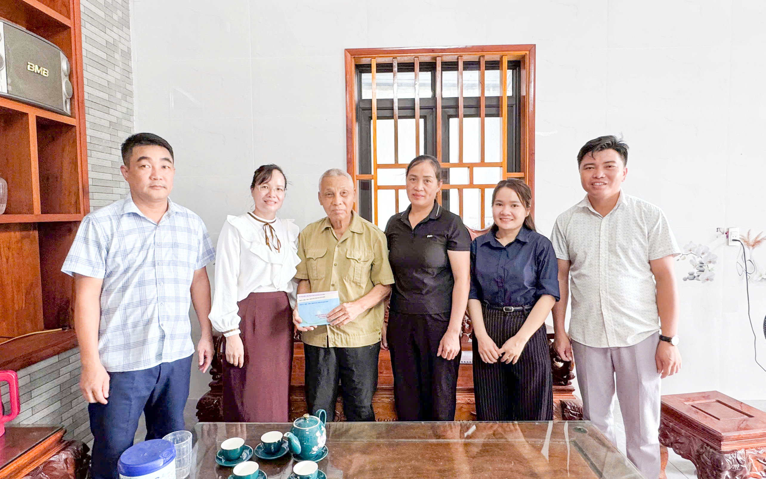 Quang Bình tổ chức thăm, tặng quà người có công và thân nhân gia đình liệt sĩ nhân kỷ niệm 79 năm Ngày Thương binh - Liệt sĩ