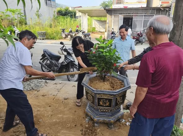 Thôn Nguyễn Huệ ra quân xây dựng tuyến đường sáng -xanh-sạch đẹp