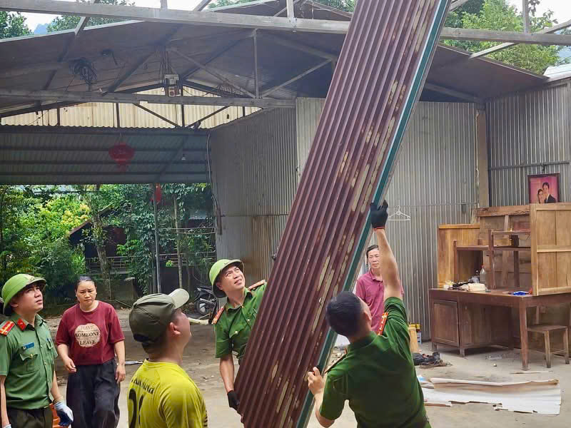 TUỔI TRẺ CÔNG AN XÃ LAN TỎA TINH THẦN THI ĐUA “BA NHẤT” QUA HOẠT ĐỘNG HỖ TRỢ ĐỒNG CHÍ, ĐỒNG ĐỘI SỬA CHỮA NHÀ Ở