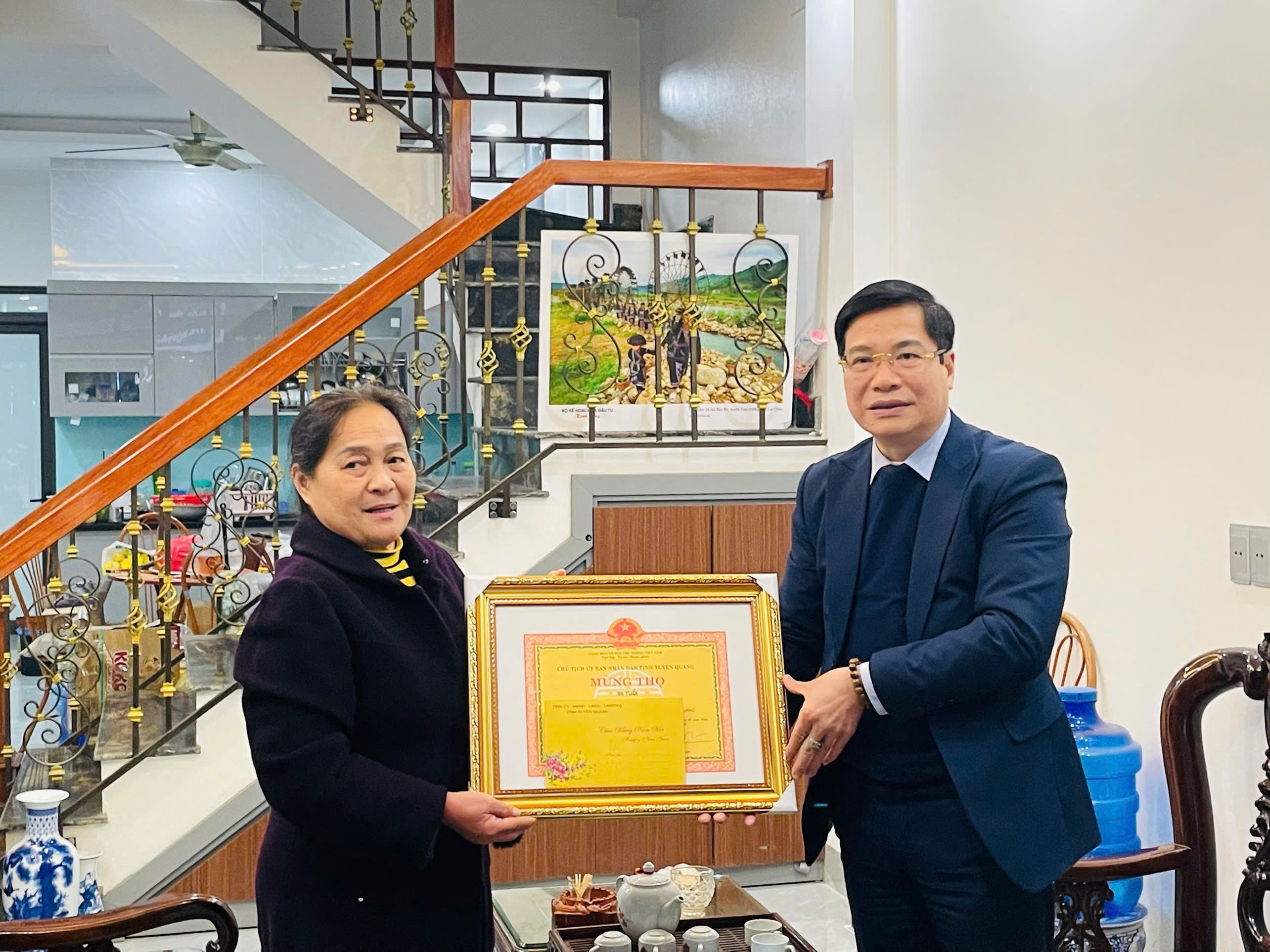 PHÓ BÍ THƯ THƯỜNG TRỰC ĐẢNG ỦY PHƯỜNG HÀ GIANG 1 THĂM, CHÚC THỌ NGƯỜI CAO TUỔI TẠI TỔ DÂN PHỐ 10.