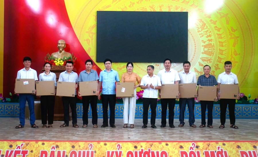 Xã Đồng Yên tổ chức bàn giao trang thiết bị phục vụ khoa học, công nghệ, đổi mới sáng tạo và chuyển đổi số năm 2026