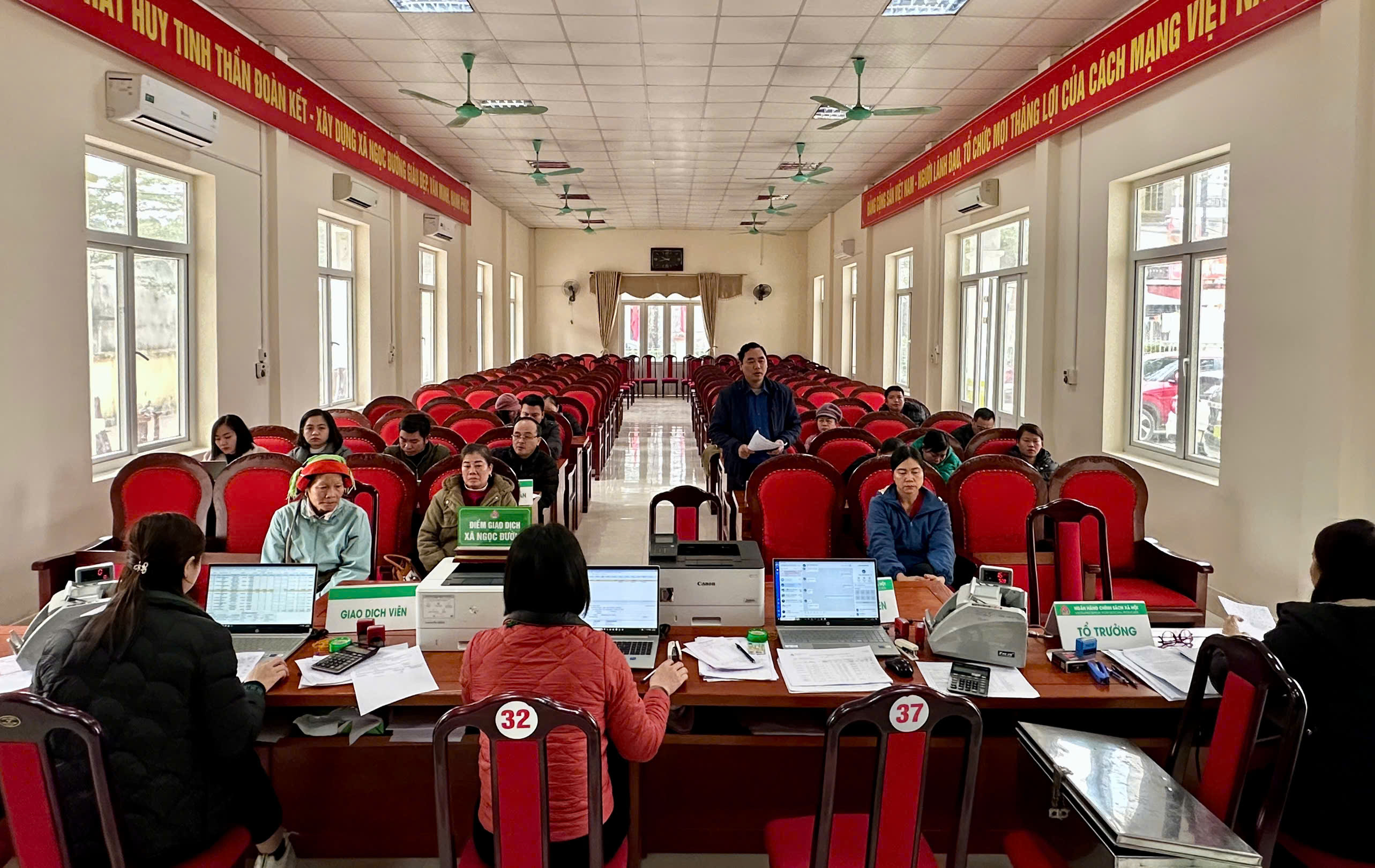 Sáng ngày 10-01, Phòng giao dịch Ngân hàng Chính sách xã hội (NHCSXH) Hà Giang tổ chức phiên giao ban, giao dịch định kỳ tại điểm giao dịch Ngọc Đường thuộc xã Ngọc Đường.