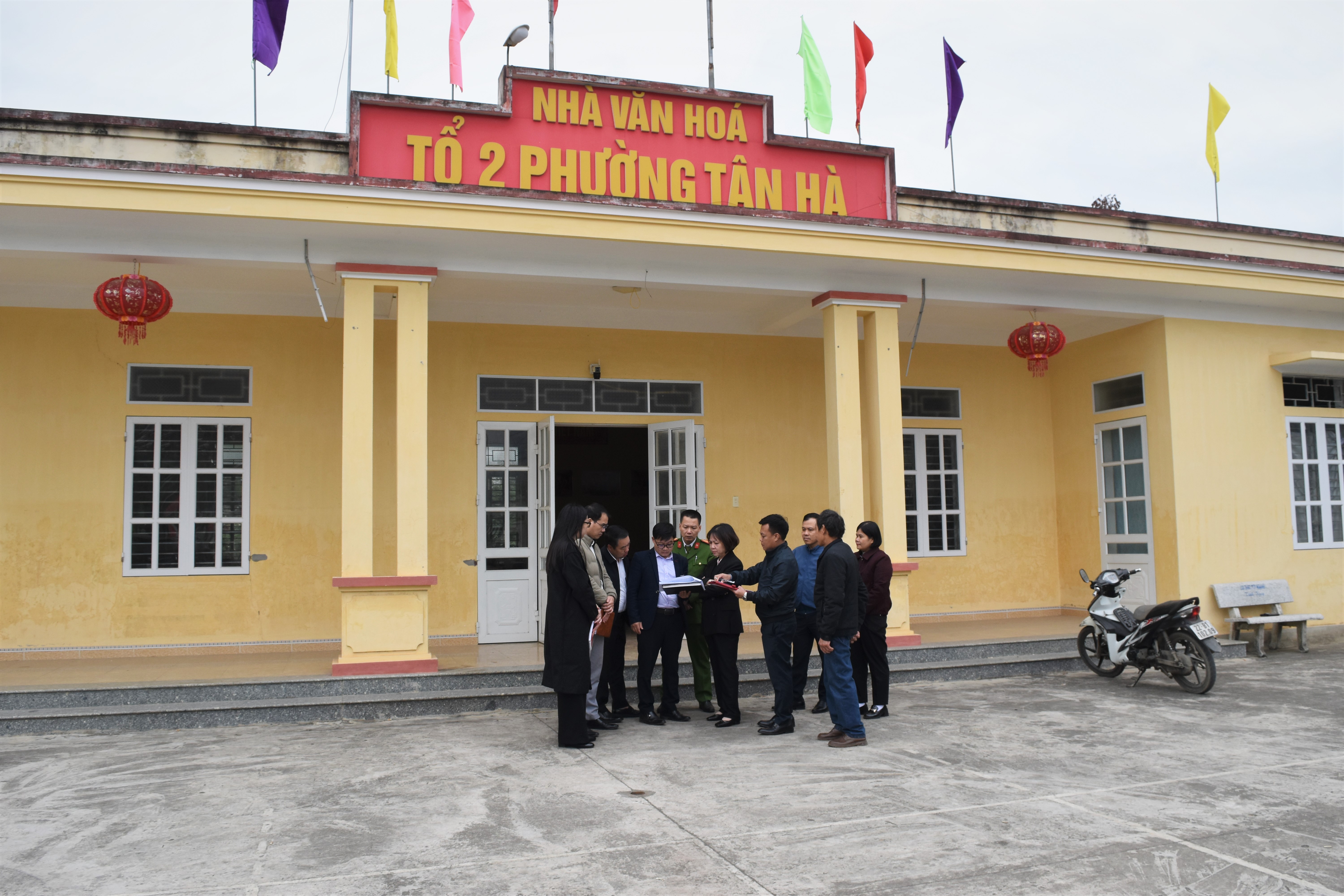 Đồng chí Phó Bí thư Thường trực Đảng ủy phường Đinh Thị Thu Hà - Kiểm tra, khảo sát các địa điểm bỏ phiếu tại đơn vị bầu cử số 2 và đơn vị bầu cử số 3