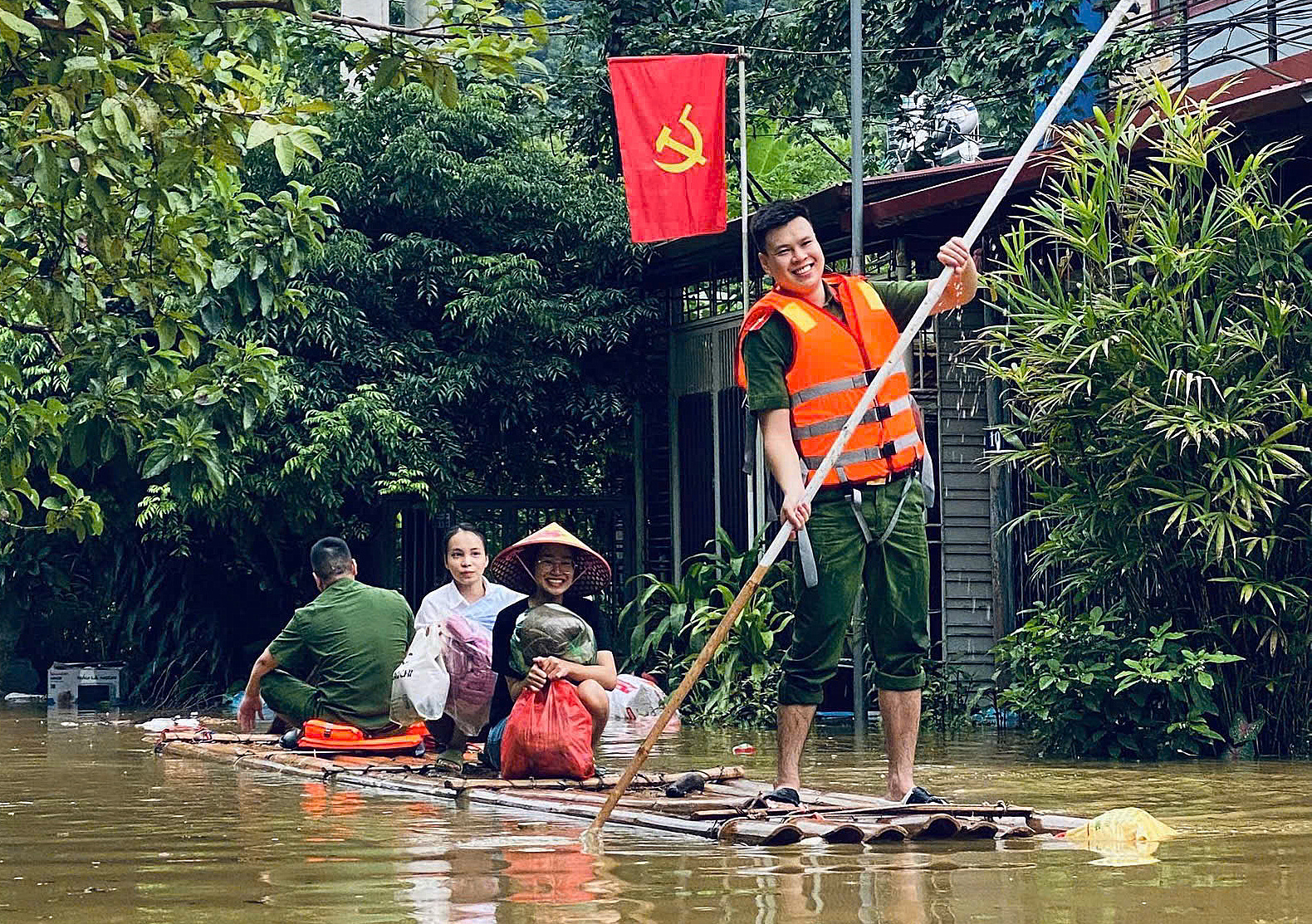 PHẢN BÁC CÁC LUẬN ĐIỆU XUYÊN TẠC CỦA CÁC THẾ LỰC THÙ ĐỊCH PHỦ NHẬN VAI TRÒ LÃNH ĐẠO CỦA ĐẢNG TRONG CÔNG TÁC PHÒNG, CHỐNG THIÊN TAI