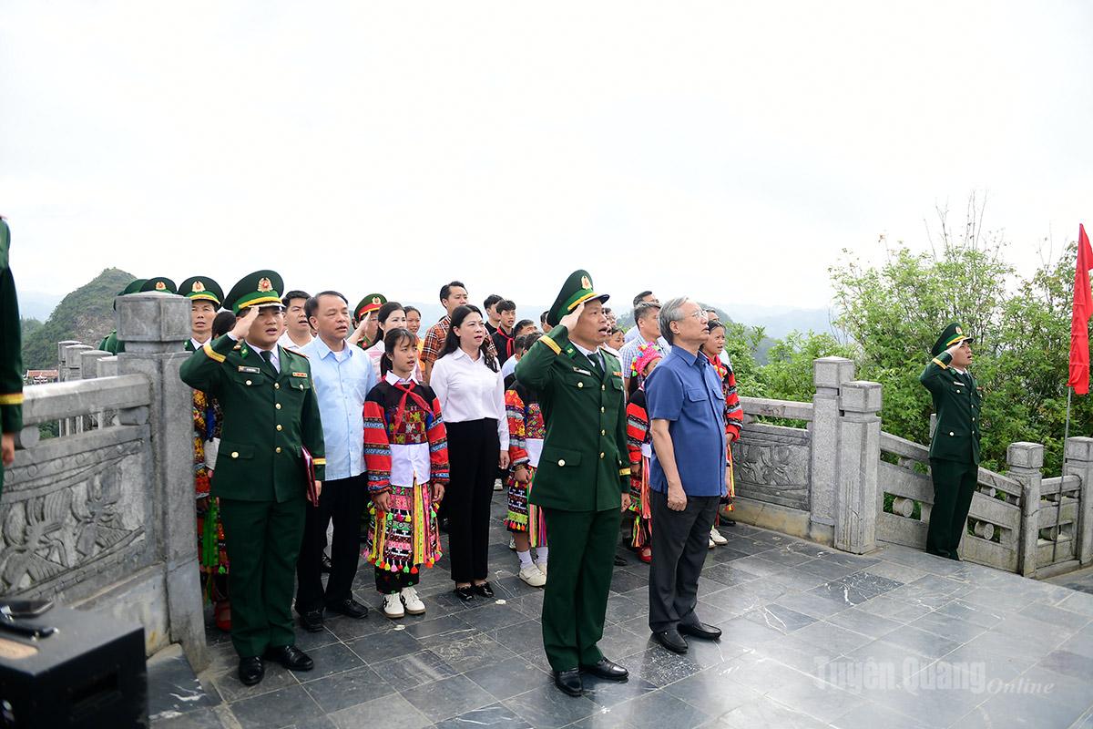 Nguyên Ủy viên Bộ Chính trị, nguyên Thường trực Ban Bí thư Trung ương Đảng Cộng sản Việt Nam Trần Quốc Vượng thực hiện nghi lễ chào cờ tại Cột cờ Quốc gia Lũng Cú