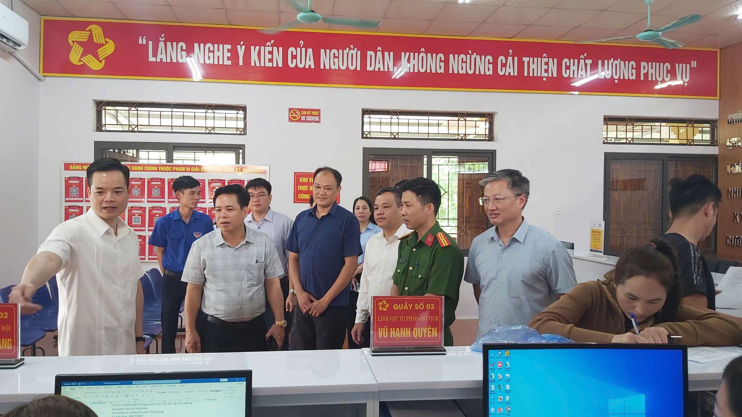 Đồng chí Lại Tiến Giang, Ủy viên Ban Thường vụ Tỉnh ủy, Chỉ huy trưởng Bộ Chỉ huy quân sự tỉnh làm việc tại 2 xã Thái Hoà và Hùng Đức.