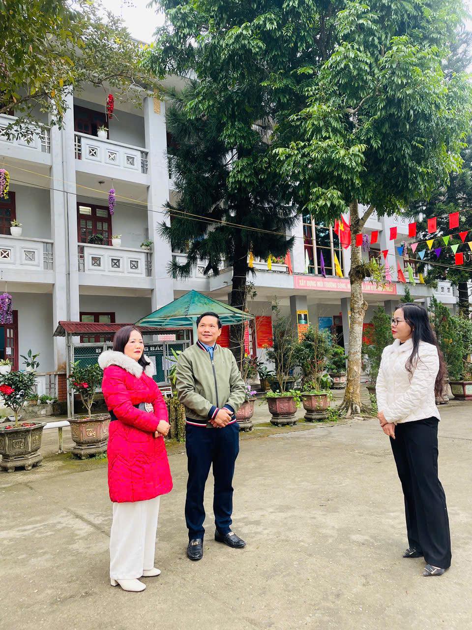 Đồng chí Phó Giám đốc Sở GD&ĐT tỉnh Tuyên Quang thăm và làm việc tại các trường học xã Yên Minh