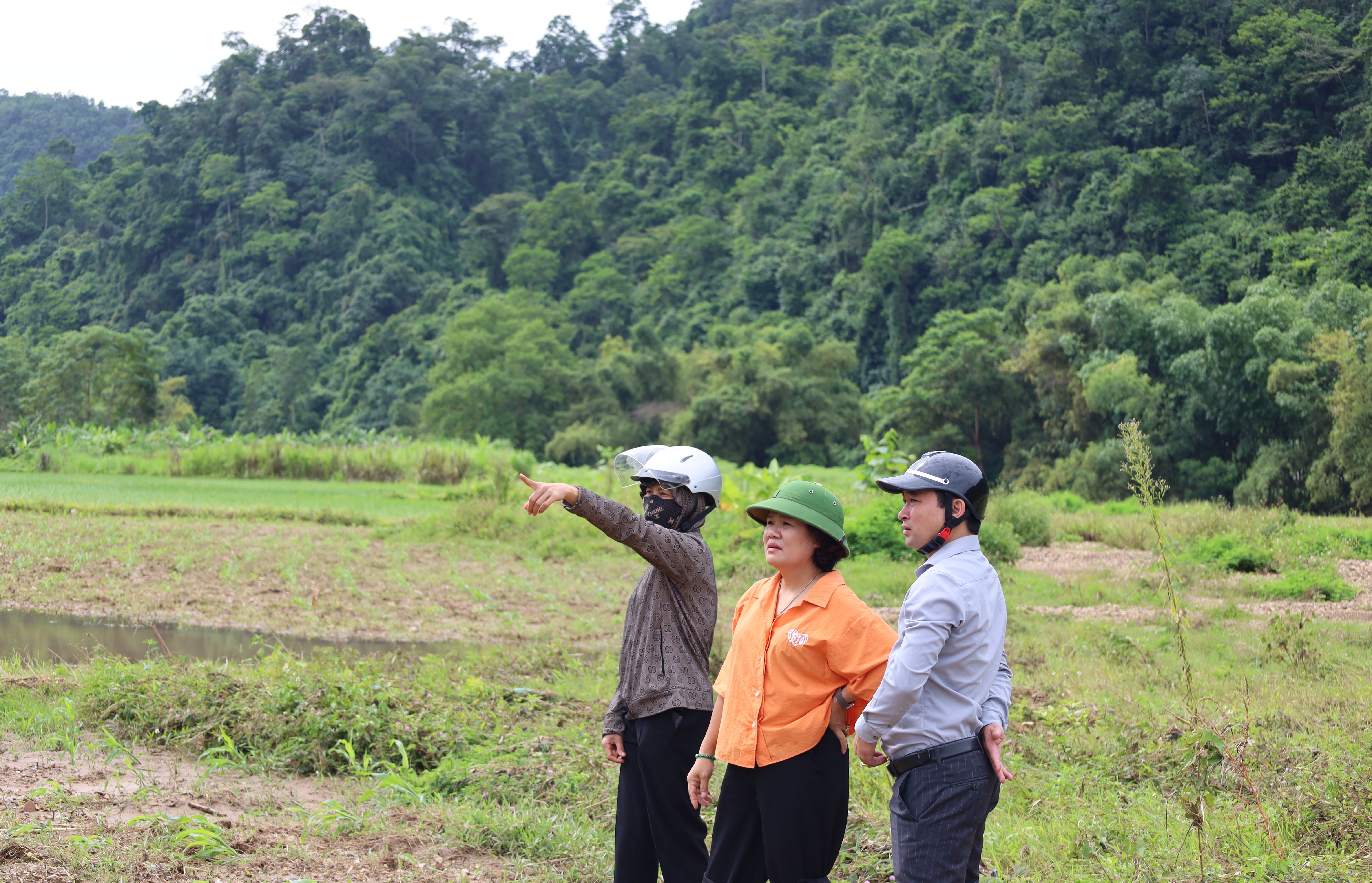 Lãnh đạo xã Minh Ngọc kiểm tra tình hình thiệt hại sau mưa lớn và chỉ đạo khắc phục, ổn định đời sống Nhân dân