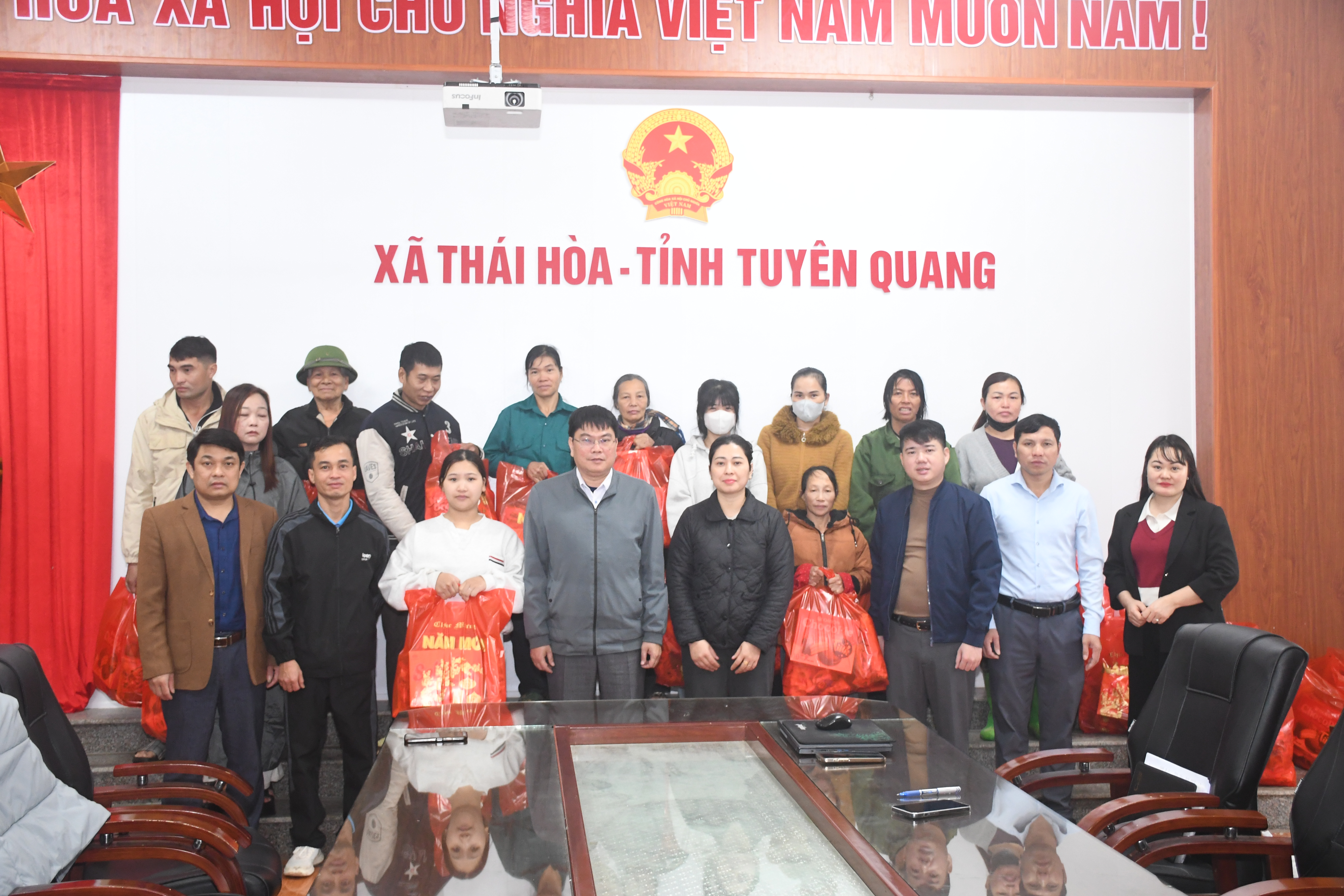 XÃ THÁI HÒA TRAO QUÀ TẾT CHO HỘ NGHÈO, CẬN NGHÈO NHÂN DỊP TẾT NGUYÊN ĐÁN BÍNH NGỌ 2026