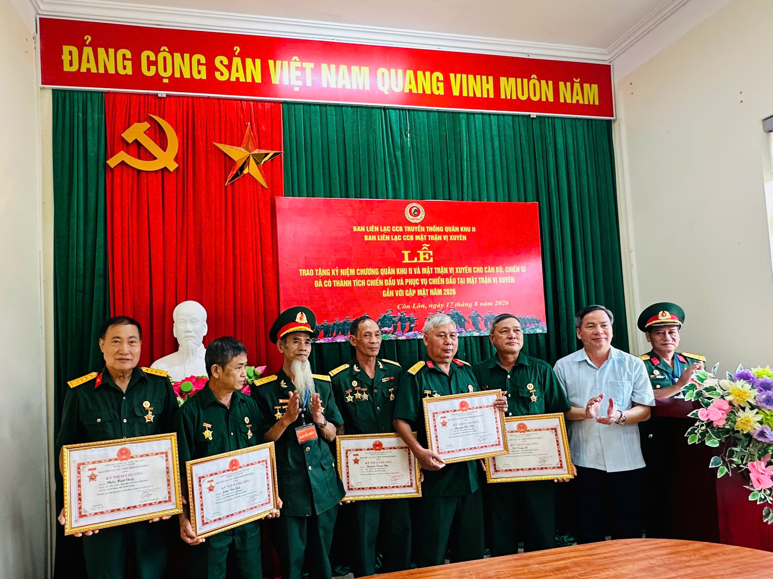 CÔN LÔN: GẶP MẶT ĐỒNG ĐỘI, TRAO TẶNG KỶ NIỆM CHƯƠNG QUÂN KHU II