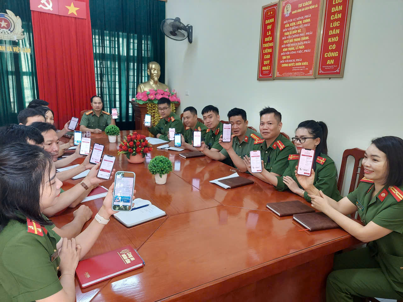 CÔNG AN XÃ VIỆT LÂM CHUNG TAY CỨU TRỢ KHẨN CẤP ĐỒNG BÀO VÙNG LŨ TRÊN NỀN TẢNG VNeID 
