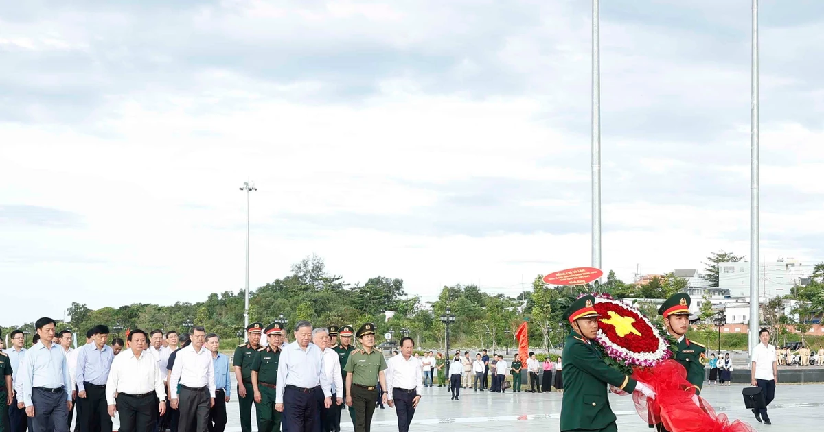 Party chief pays floral tributes to President Ho Chi Minh, martyrs in Phu Quoc