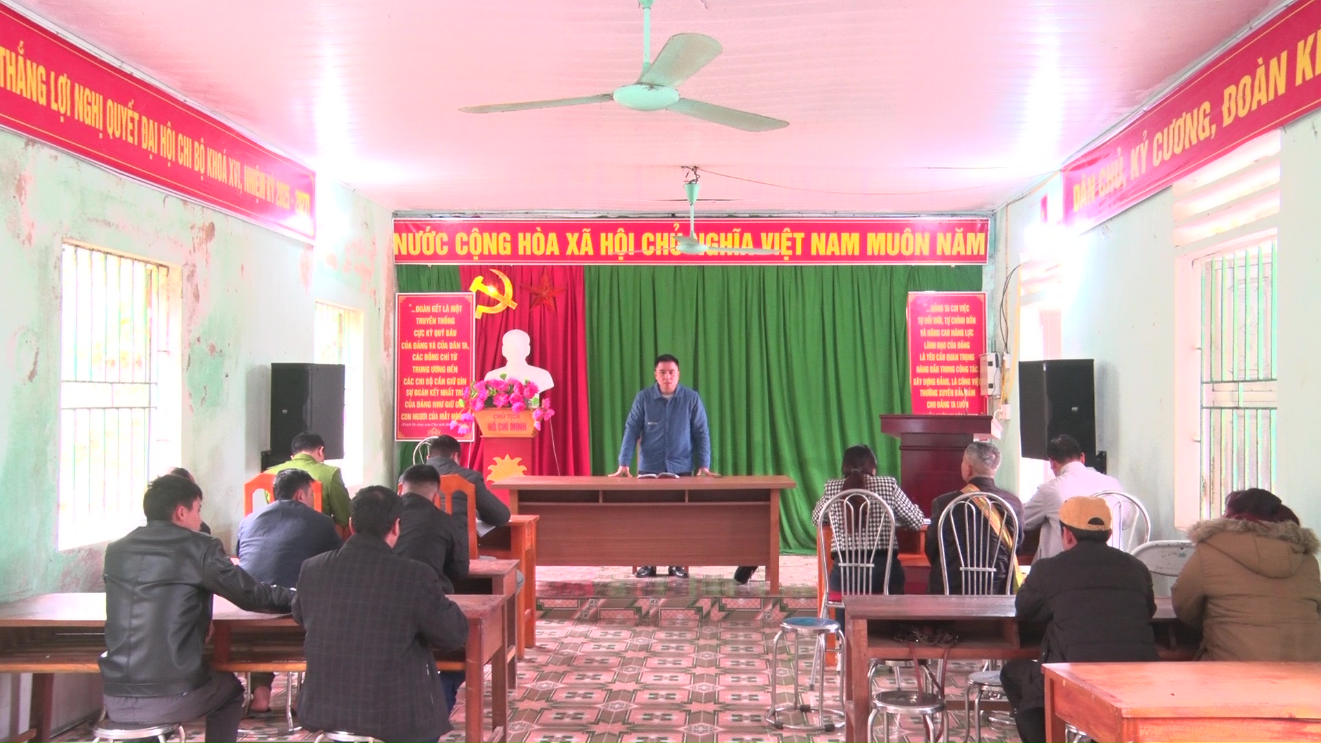 Đồng chí Lò Văn Sơn- Chủ tịch UBND xã, Chủ tịch UBBC xã Khuôn Lùng kiểm tra công tác chuẩn bị bầu cử đại biểu Quốc hội khoá XVI và đại biểu HĐND các cấp nhiệm kỳ 2026 -2031 (Đơn vị bầu cử số 01)