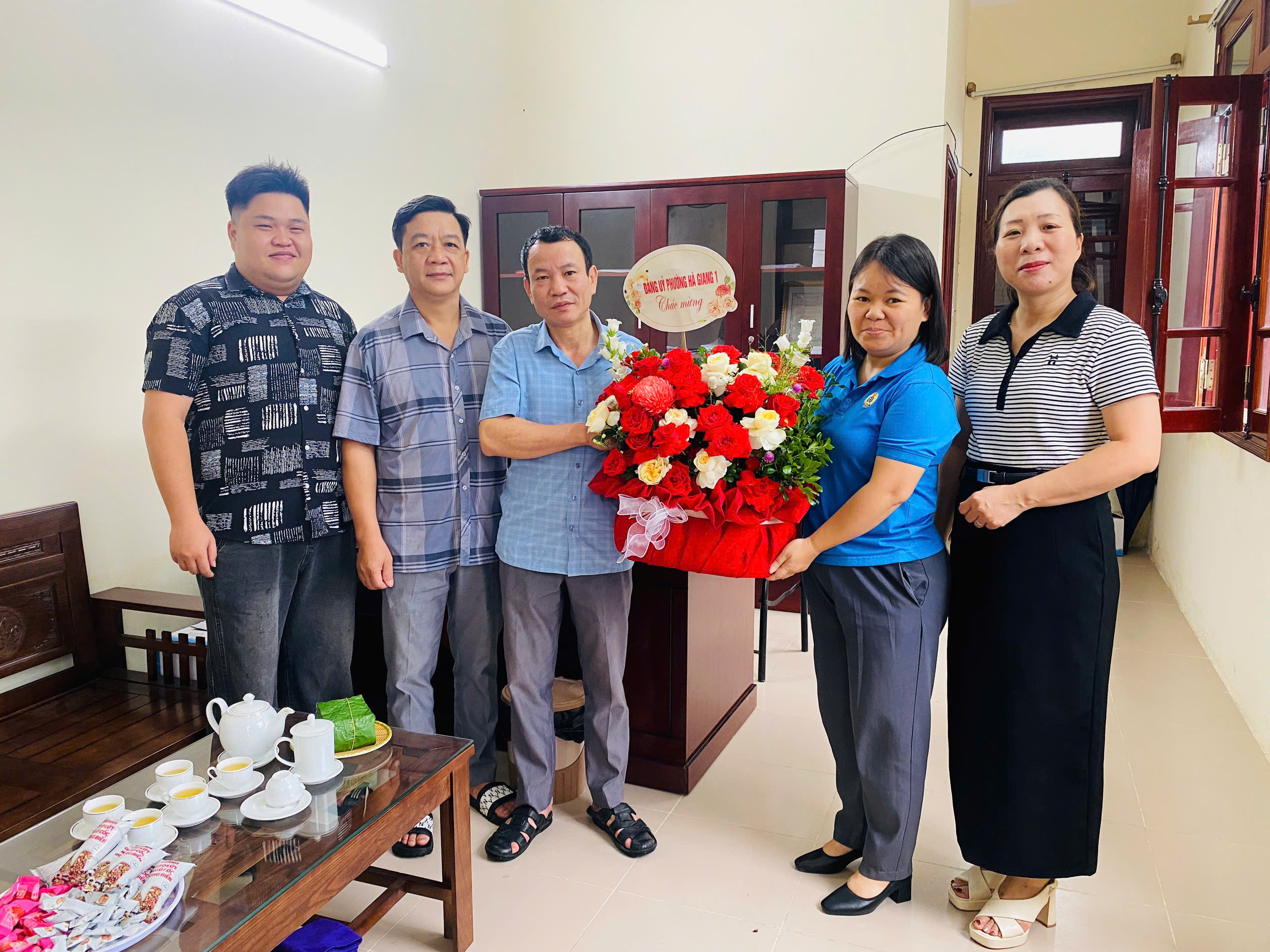 Đảng uỷ phường chúc mừng Công đoàn phường Hà Giang 1 Nhân dịp kỷ niệm 97 năm Ngày thành lập Công đoàn Việt Nam