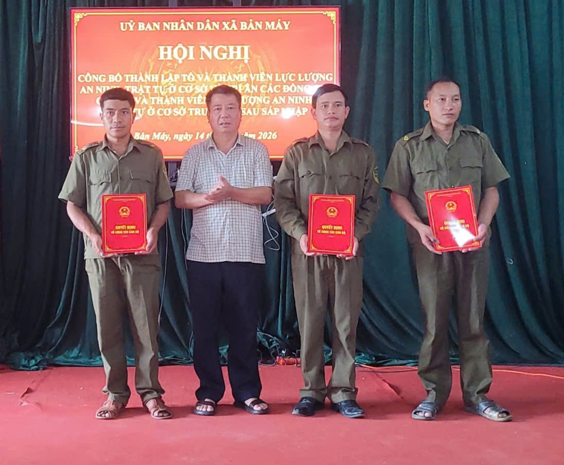 UBND XÃ BẢN MÁY CÔNG BỐ QUYẾT ĐỊNH KIỆN TOÀN CÁC TỔ BẢO VỆ AN NINH, TRẬT TỰ TẠI CÁC THÔN SAU SÁP NHẬP