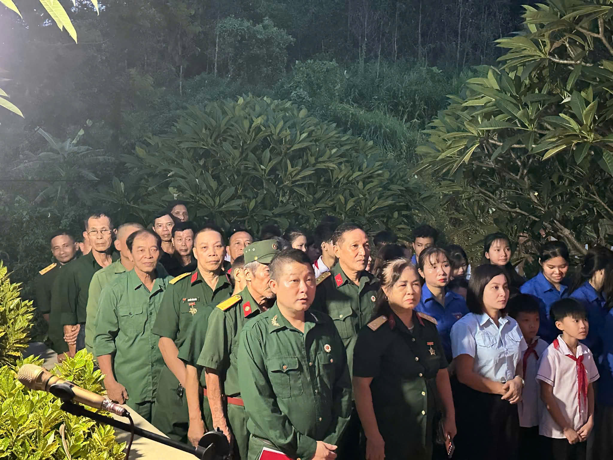 Hội CCB viếng bia tưởng niệm 27 th 7 đại bideu.jpg