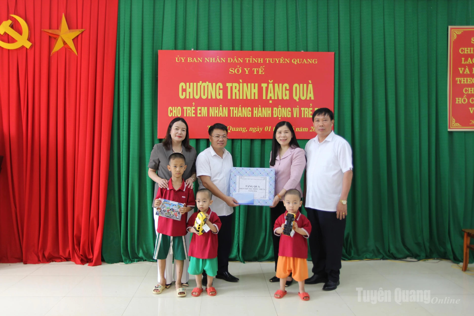 Lãnh đạo tỉnh thăm, động viên trẻ em tại Trung tâm Công tác xã hội và Quỹ bảo trợ trẻ em tỉnh