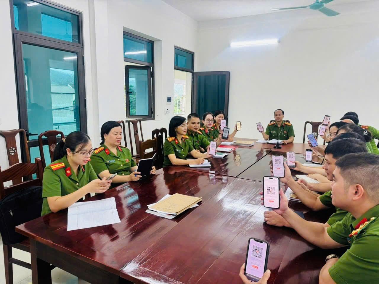 CÔNG AN PHƯỜNG AN TƯỜNG TRIỂN KHAI CHƯƠNG TRÌNH CHUNG TAY CỨU TRỢ KHẨN CẤP ĐỒNG BÀO BỊ ẢNH HƯỞNG LŨ LỤT TRÊN NỀN TẢNG VNEID