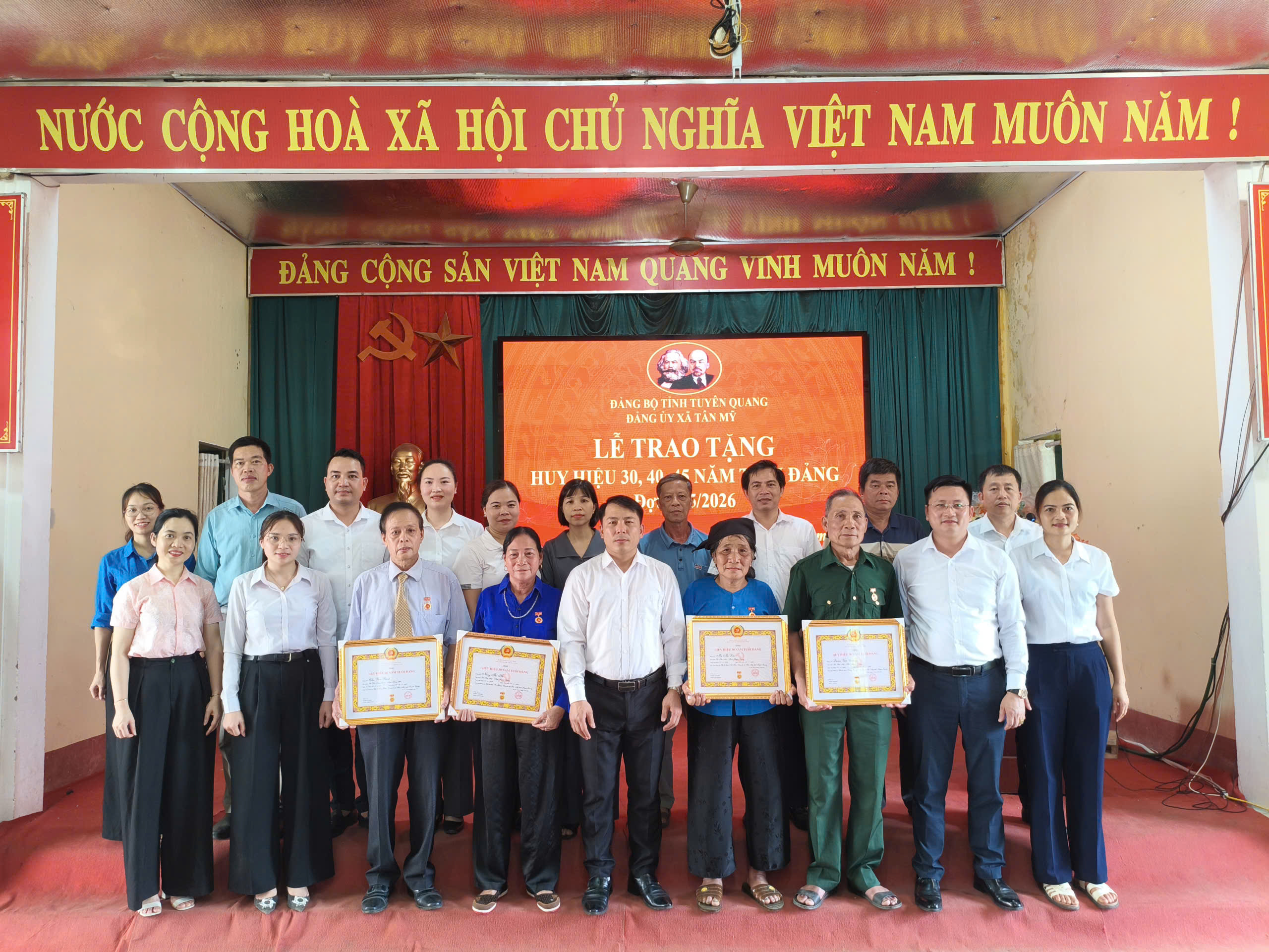 TÂN MỸ TỔ CHỨC TRAO HUY HIỆU 30, 40, 45 NĂM TUỔI ĐẢNG