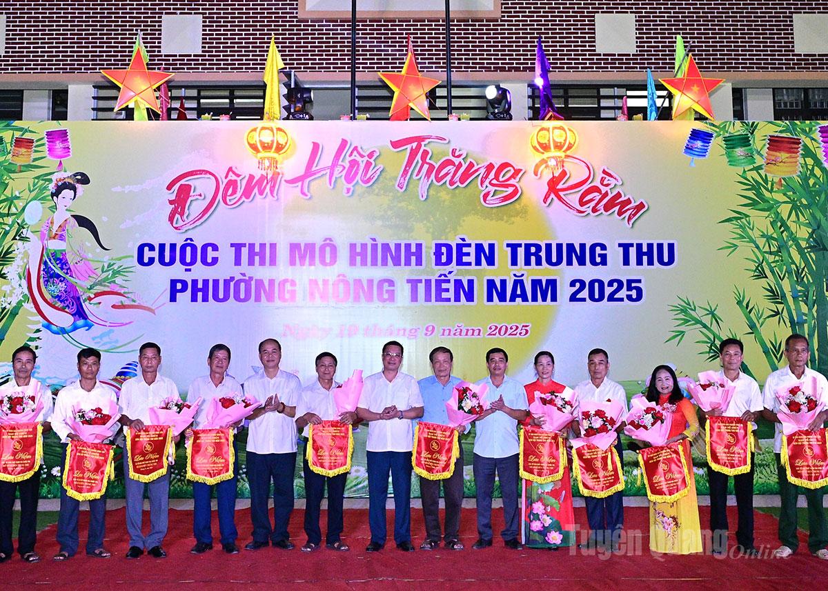 11 mô hình tham gia Cuộc thi mô hình đèn Trung thu phường Nông Tiến