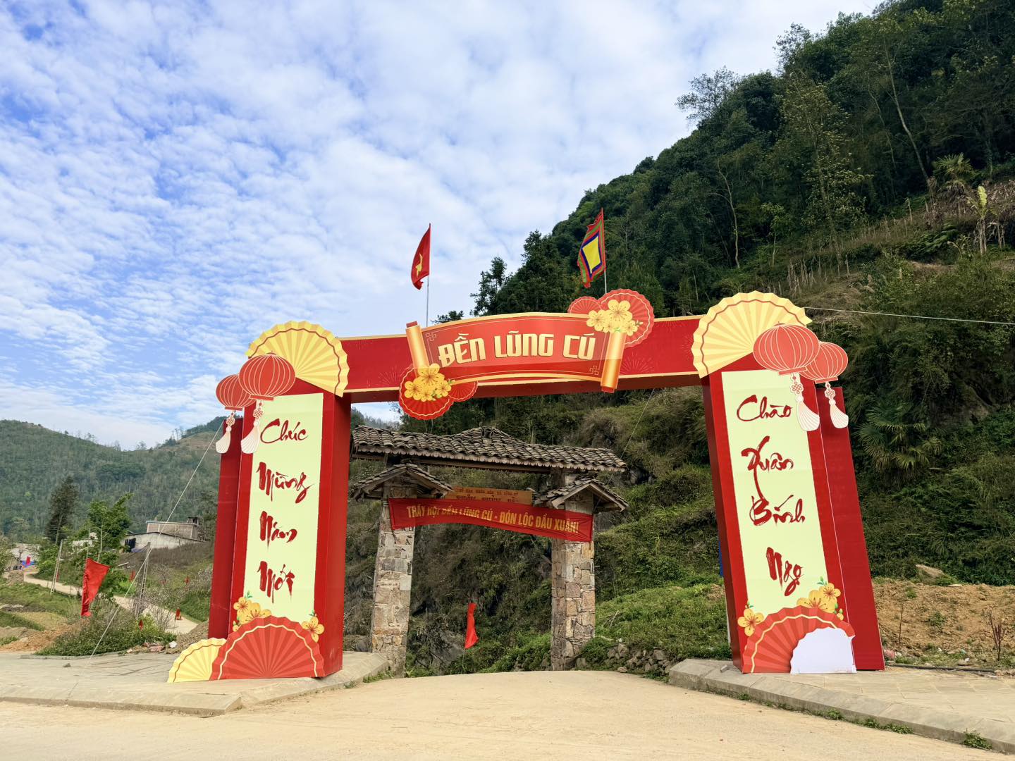 Rực rỡ cờ hoa chào mừng Lễ hội Đền Lũng Cú năm 2026