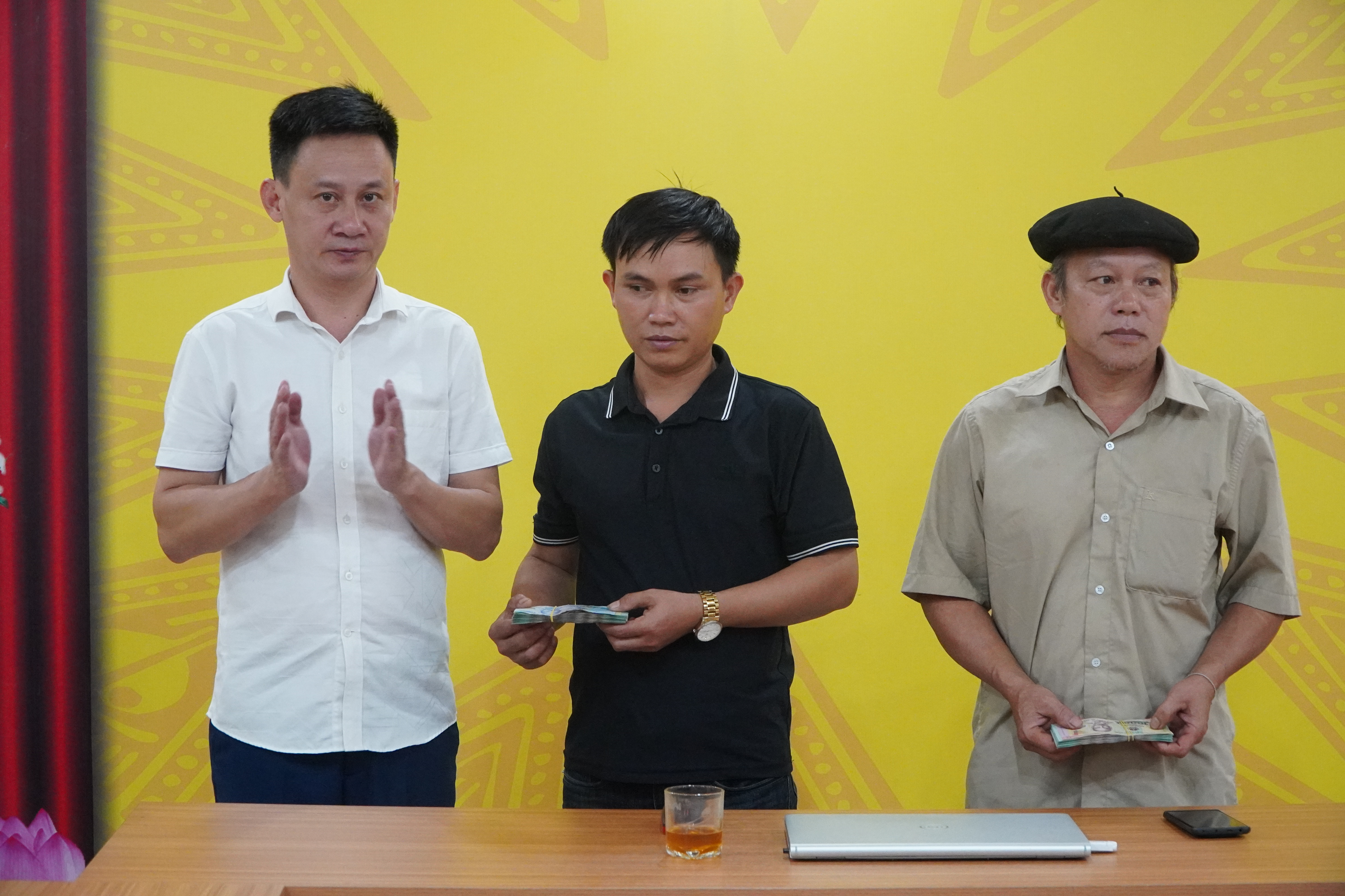 PHƯỜNG HÀ GIANG 1 THỰC HIỆN BÀN GIAO KINH PHÍ HỖ TRỢ CHĂN NUÔI LỢN NÁI TÁI ĐÀN