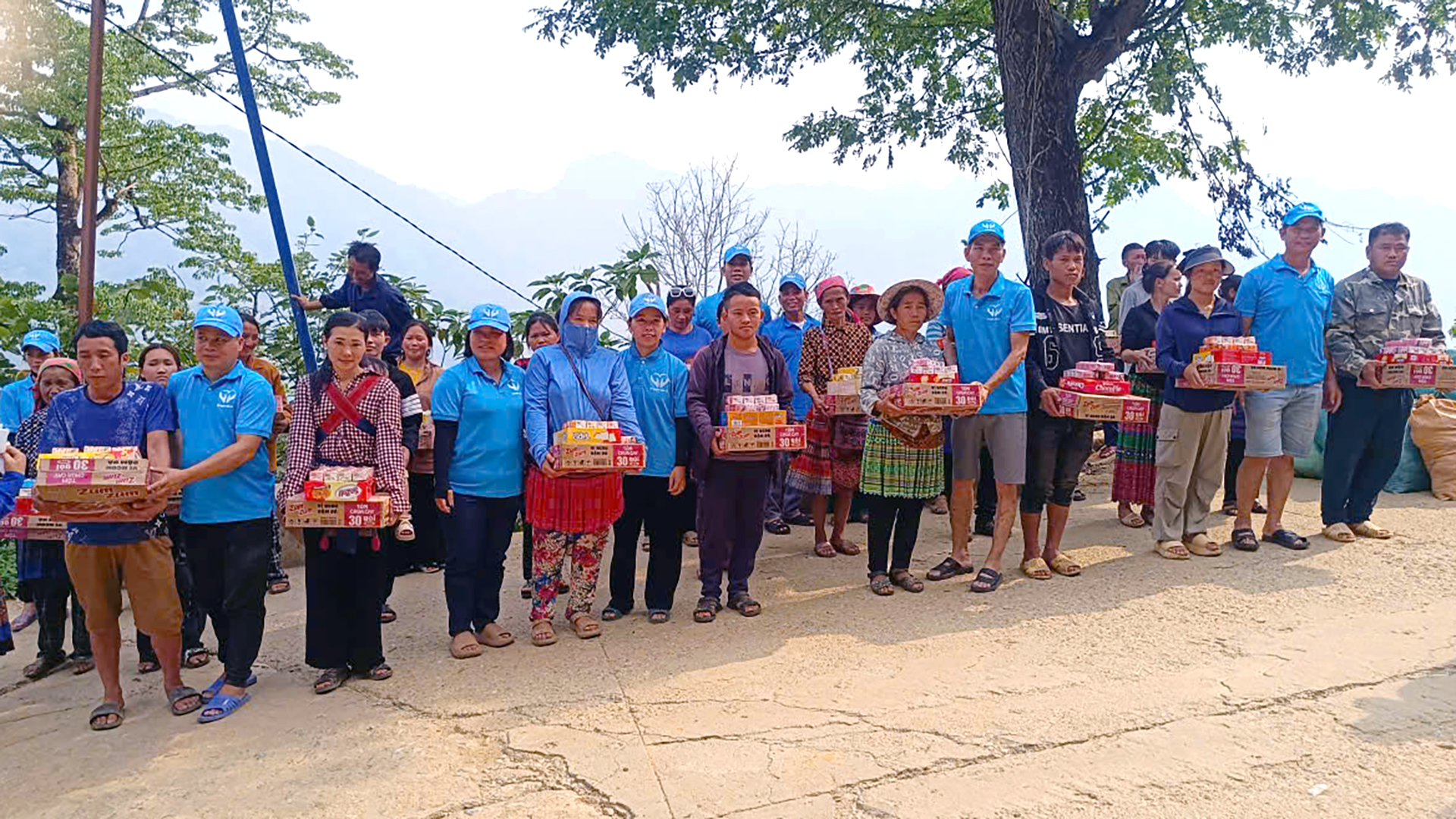 Tặng quà thiện nguyện cho người dân trên địa bàn xã Pà Vầy Sủ