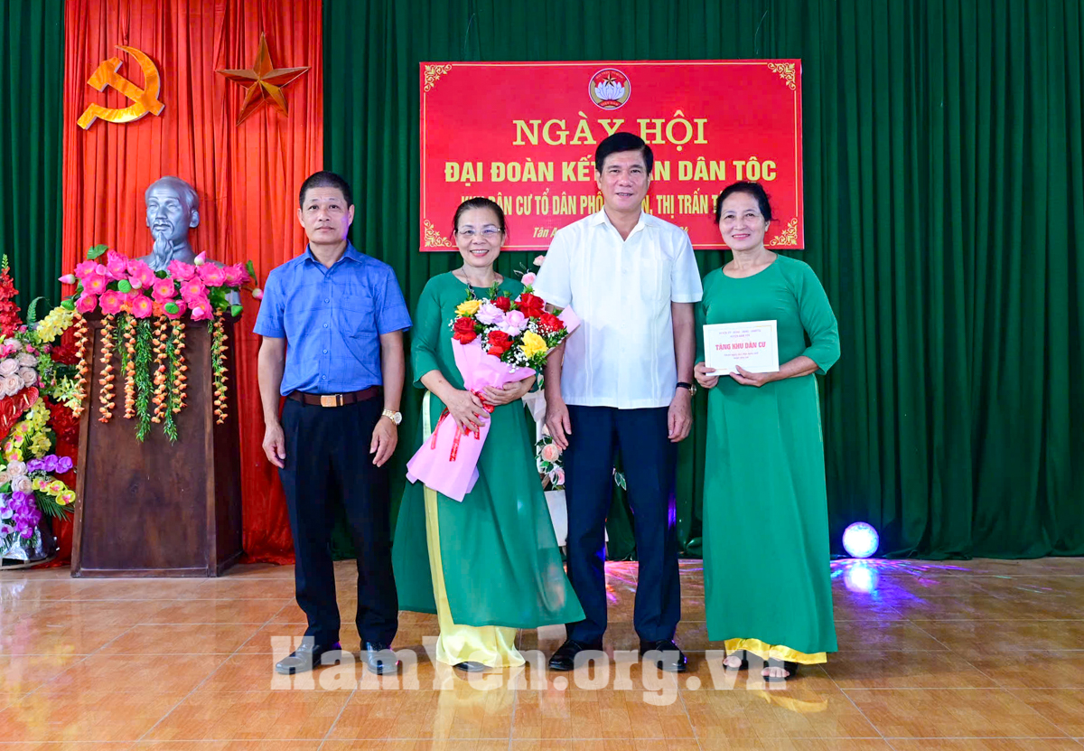 Đồng chí Chủ tịch UBND huyện Đỗ Đức Chiến dự Ngày hội đại đoàn kết toàn dân tộc tại tổ dân phố Tân An, thị trấn Tân Yên