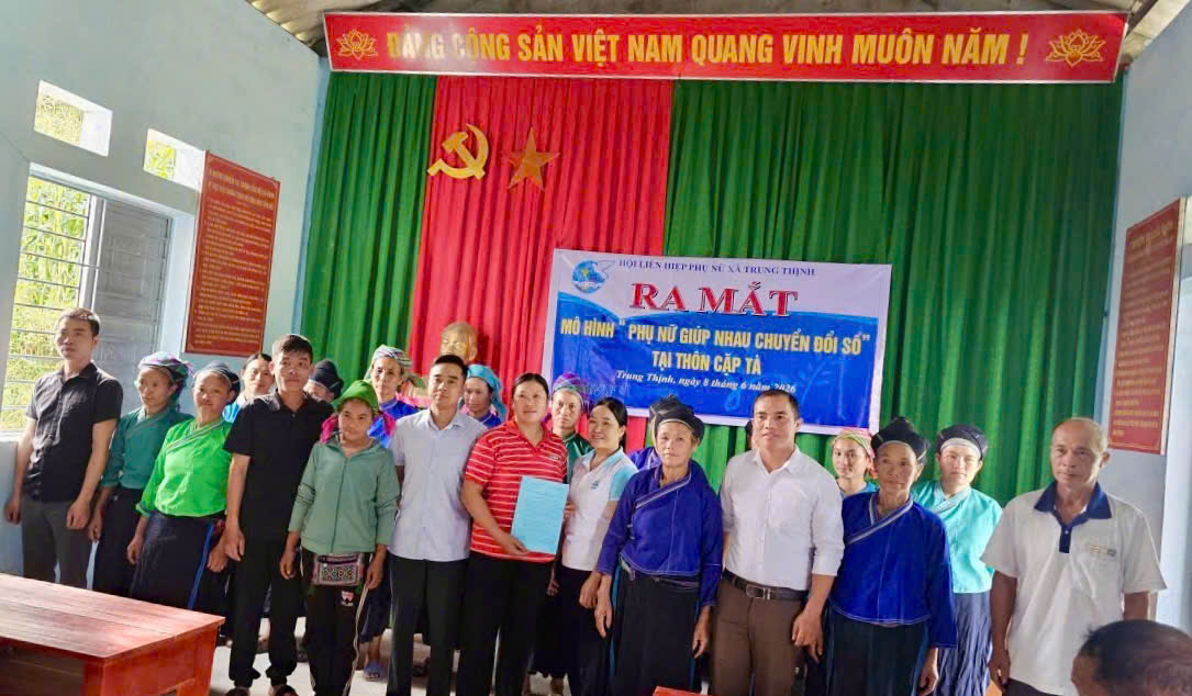 HỘI LHPN XÃ TRUNG THỊNH RA MẮT MÔ HÌNH “PHỤ NỮ GIÚP NHAU CHUYỂN ĐỔI SỐ” TẠI THÔN CẶP TÀ